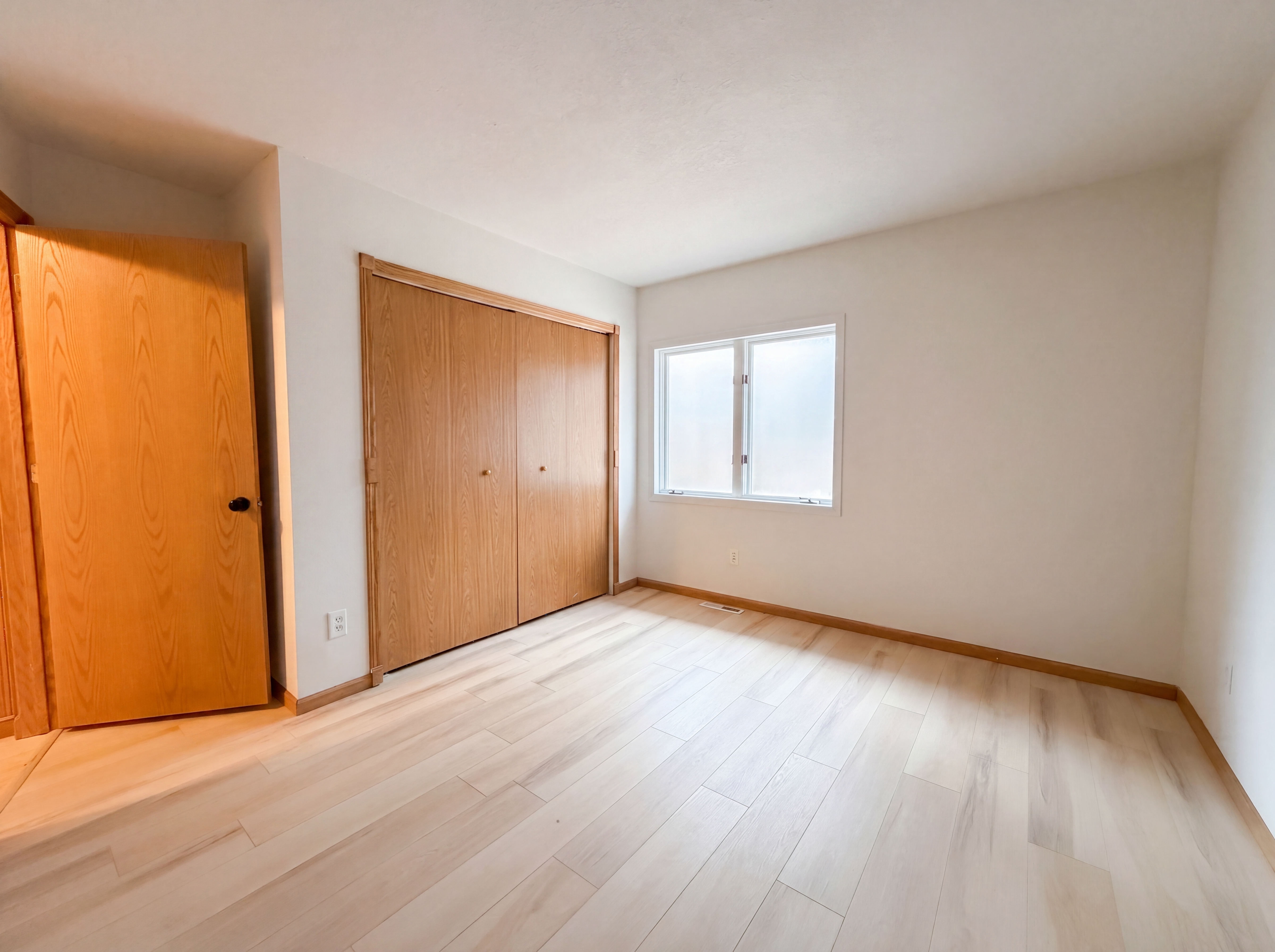 Photo 4 of 20 of 6475 Grand View Dr, Eden Prairie, MN