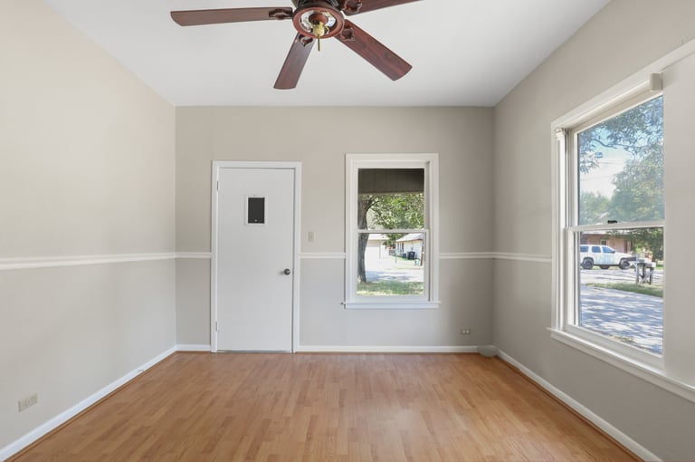 Photo 14 of 30 - 1404 Stanwood Ave, Cleburne, TX 76033