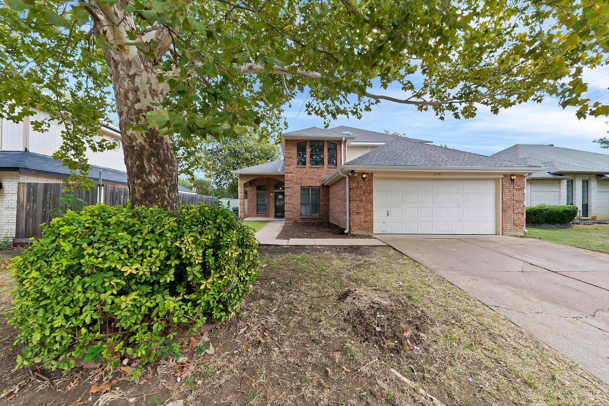 Photo 1 of 35 - 6711 Keeler Dr, Arlington, TX 76001