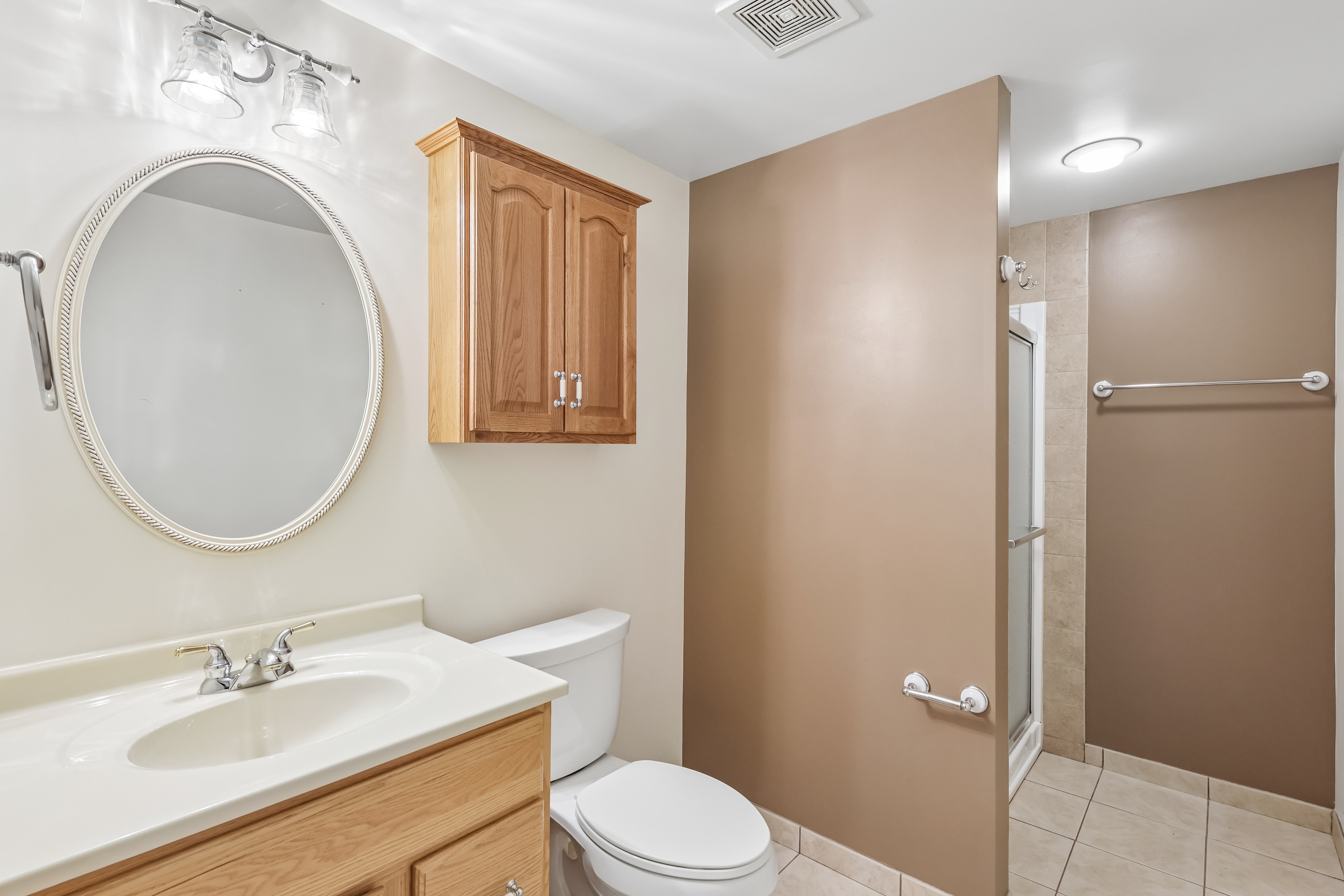 Photo 10 of 41 of 426 Heatherwood Dr, Oswego, IL