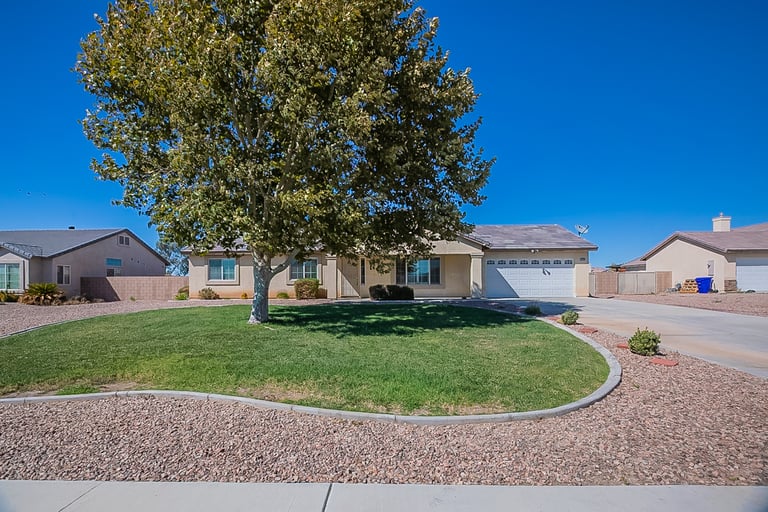 Photo 1 of 23 - 21250 Seibel Ln, Apple Valley, CA 92308