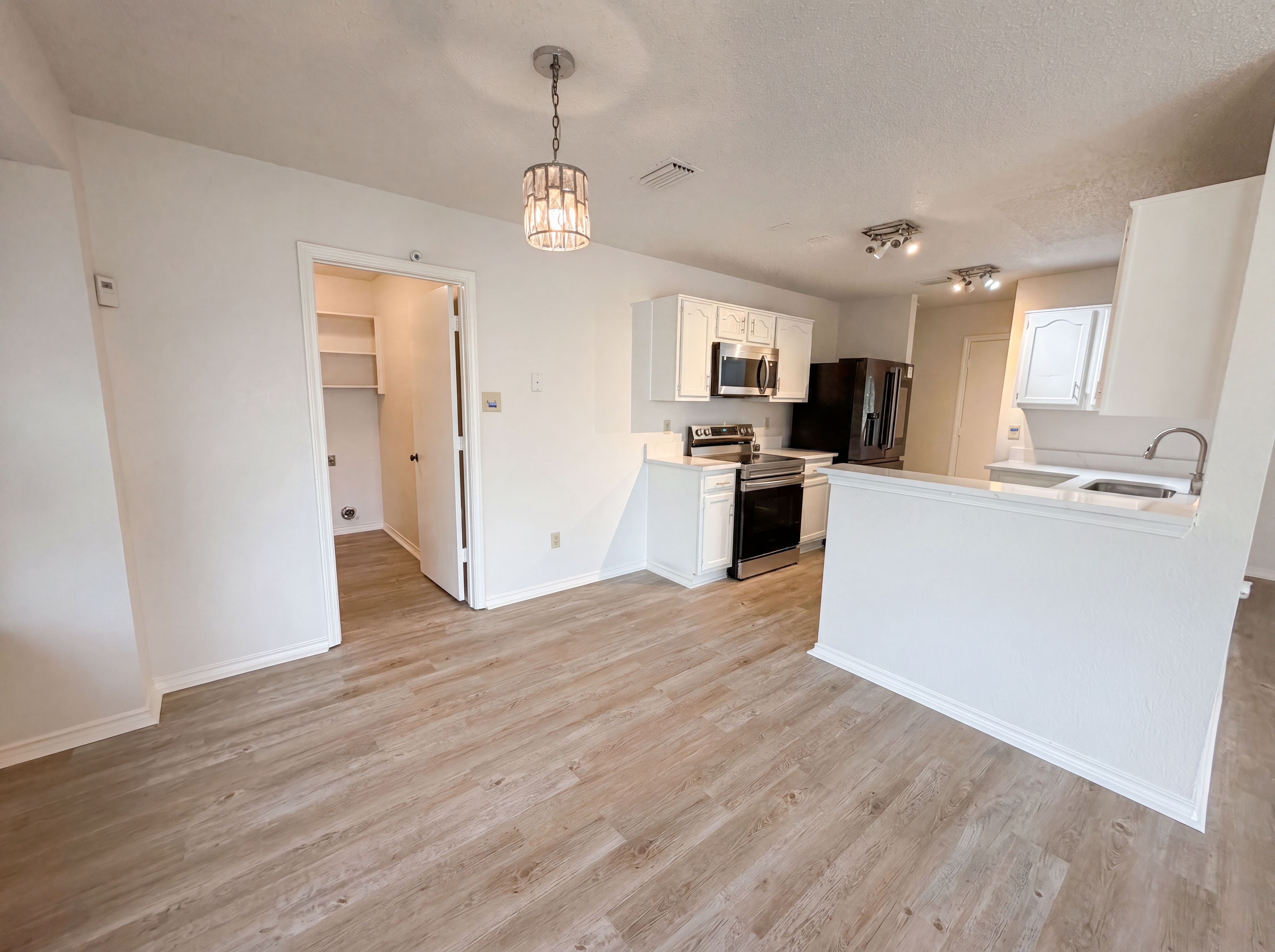 Photo 6 of 16 of 1319 Oak Run Dr, Duncanville, TX