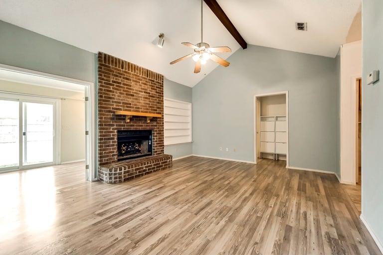 Photo 5 of 24 - 6913 Egan Way, Fort Worth, TX 76137