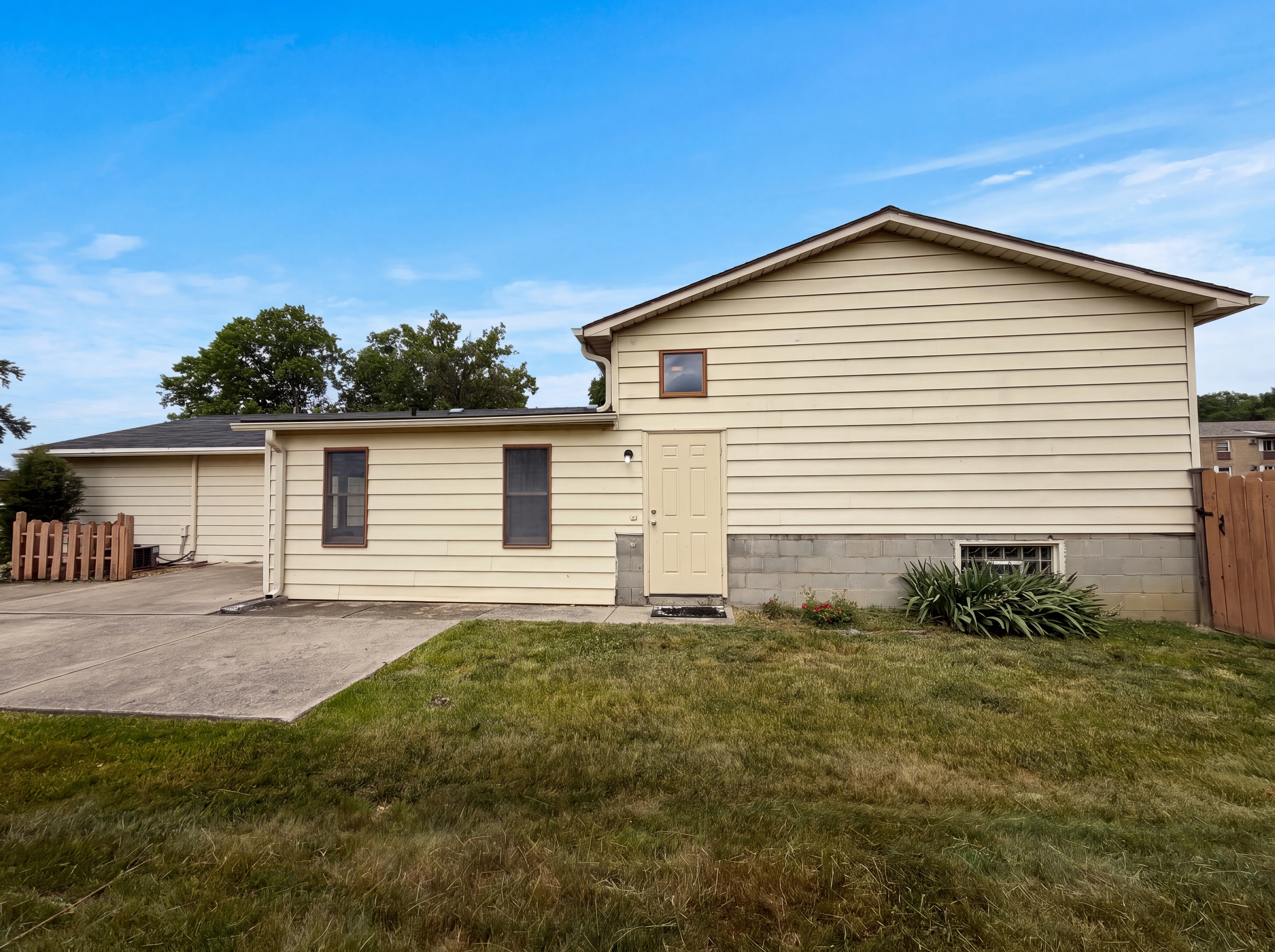 Photo 5 of 25 of 1015 Kingsway Dr, Lorain, OH