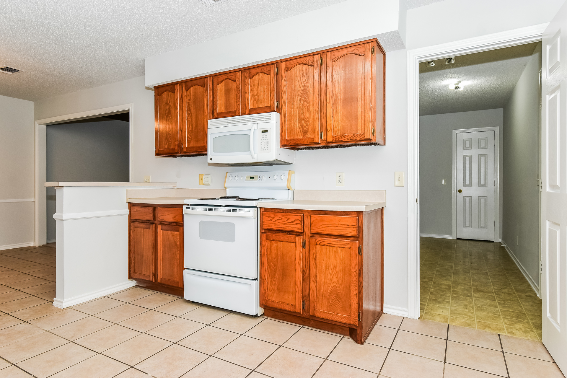 Photo 6 of 20 of 2127 N Village Dr, Bonham, TX