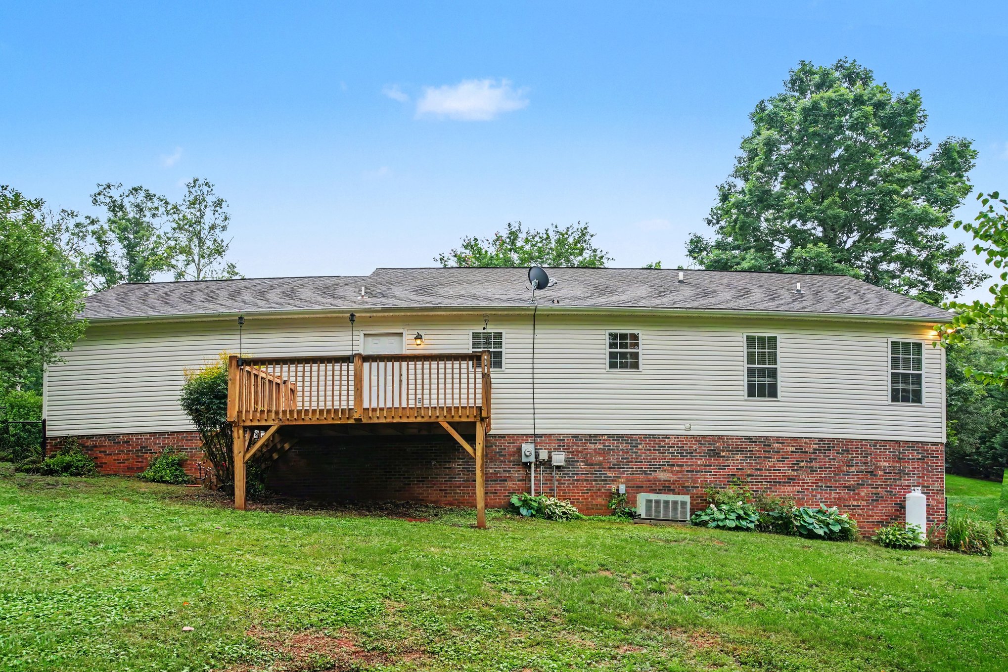 Photo 5 of 21 of 2466 Wilderness Ln, Lenoir, NC