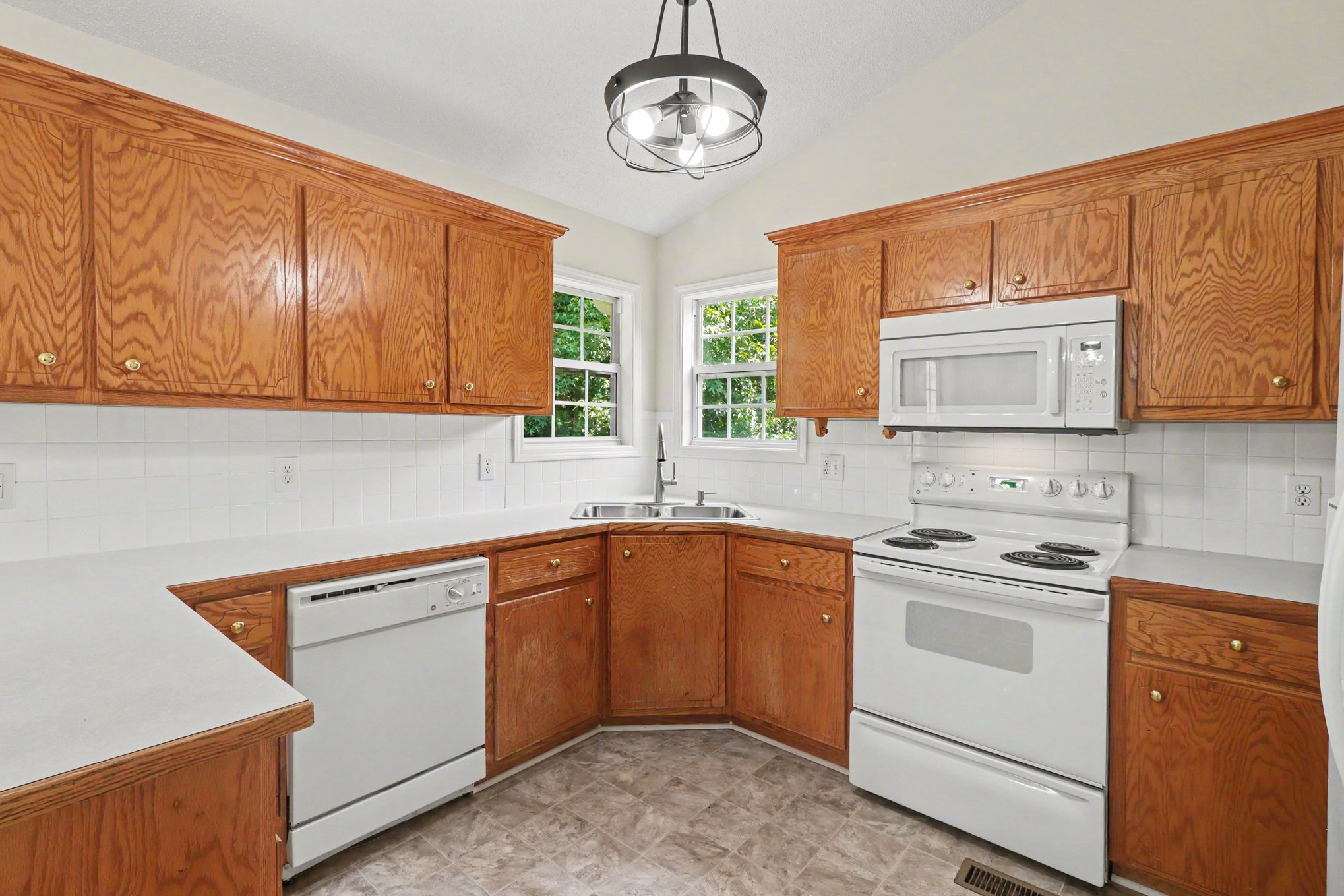 Photo 7 of 17 of 18 Broadlands Dr, White, GA