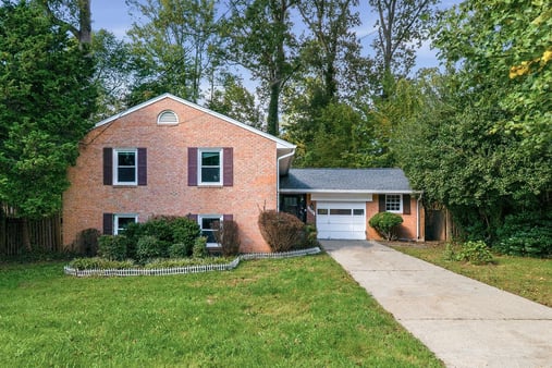 Photo 1 of 20 of 8706 Braeburn Dr, Annandale, VA