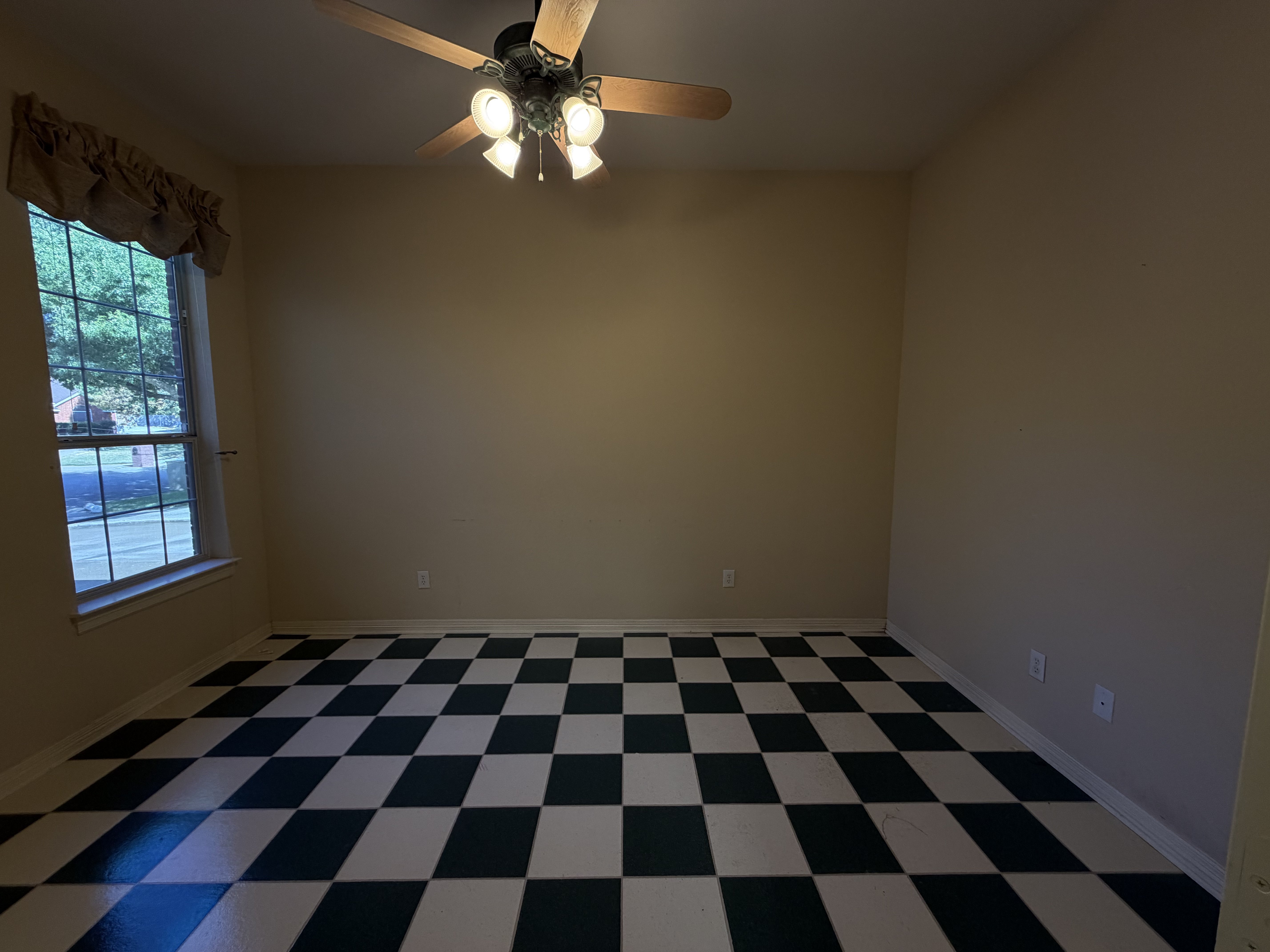 Photo 6 of 29 of 619 Edgewood Ln, Red Oak, TX