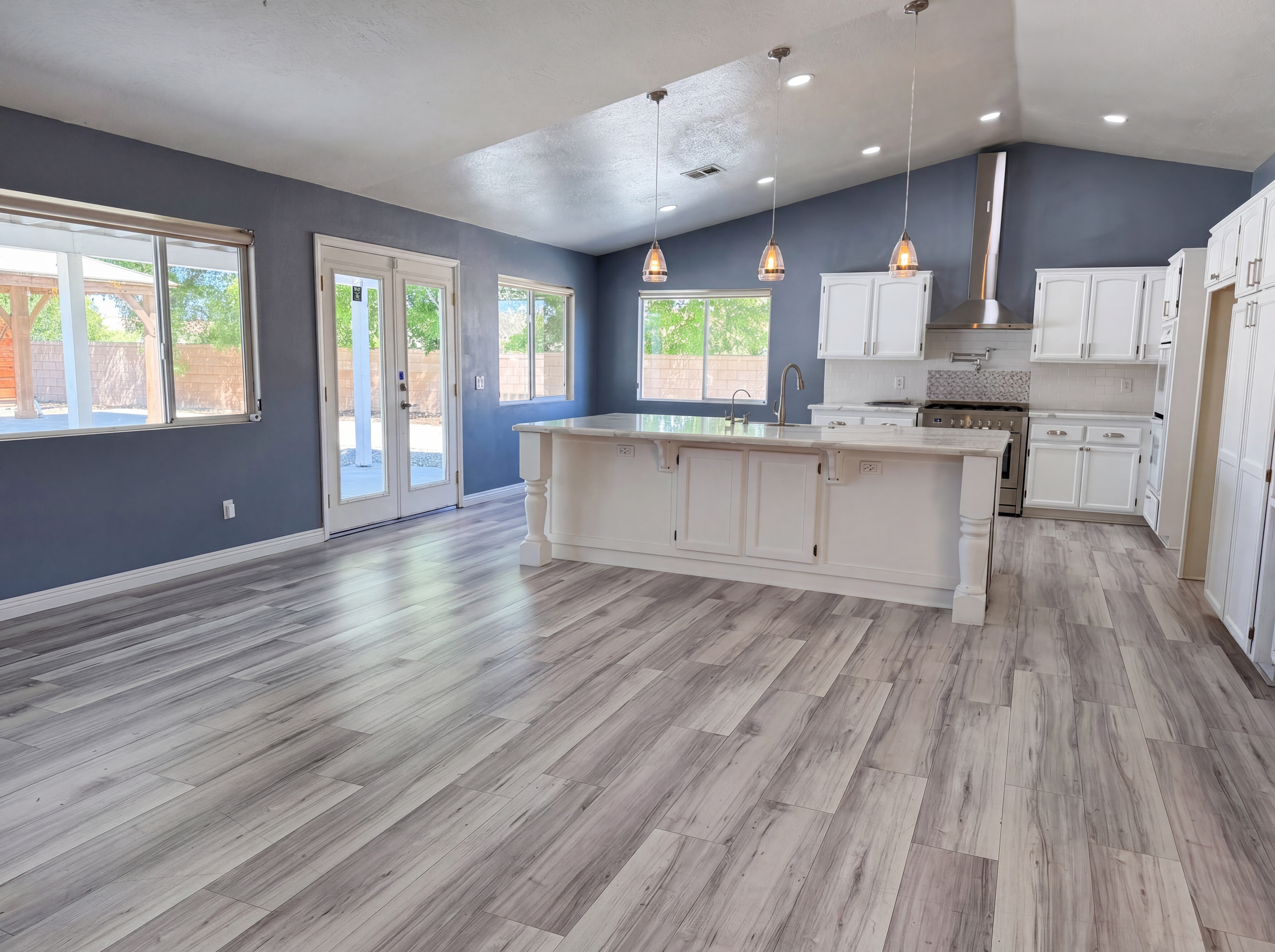 Photo 2 of 28 of 15358 Lookout Rd, Apple Valley, CA