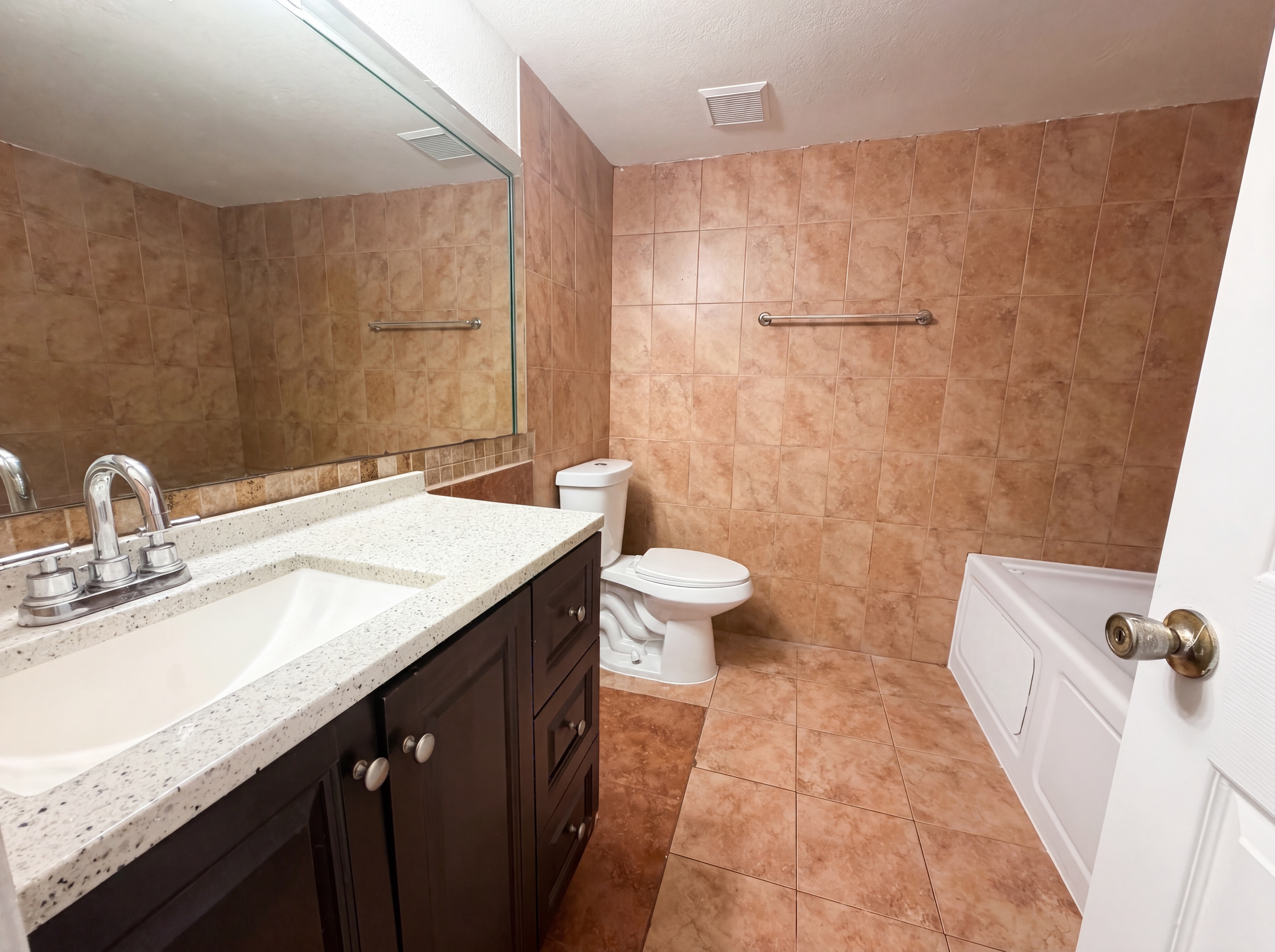 Photo 14 of 18 of 2737 S Oakland Forest Dr, Oakland Park, FL