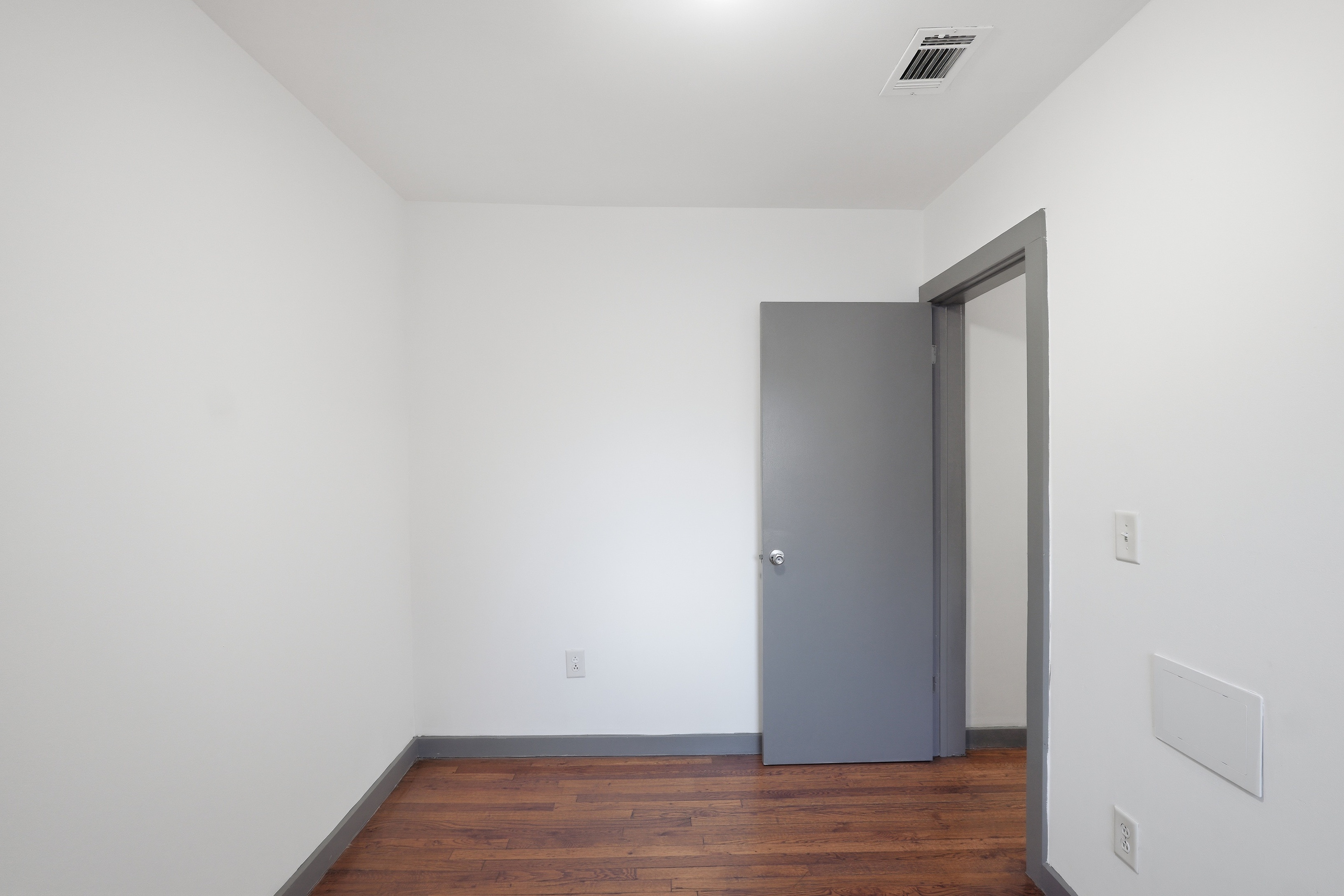 Photo 12 of 17 of 561 Formwalt St SW, Atlanta, GA