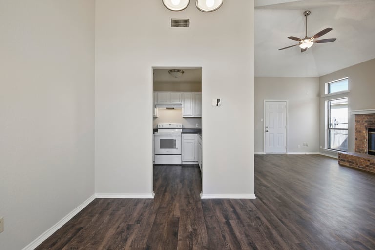 Photo 7 of 29 - 6800 Running Creek Dr, Arlington, TX 76001