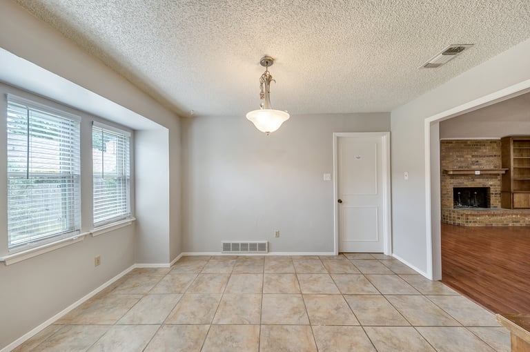 Photo 8 of 32 - 4725 Cinnamon Hill Dr, Fort Worth, TX 76133