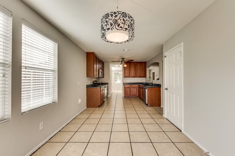 Photo 3 of 38 - 3625 Camino Real Trl, Denton, TX 76208