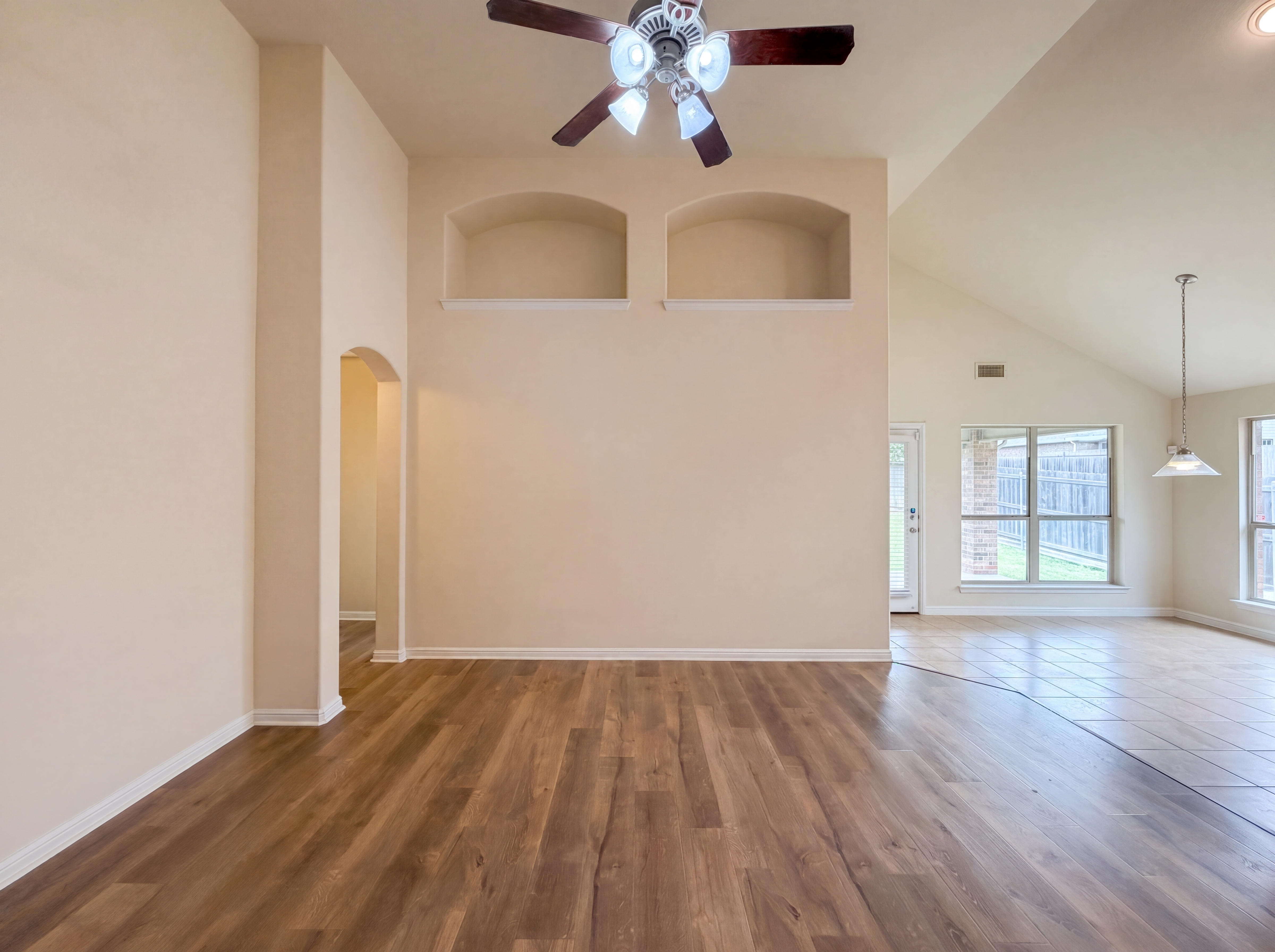Photo 3 of 23 of 1124 Terrace View Dr, Fort Worth, TX