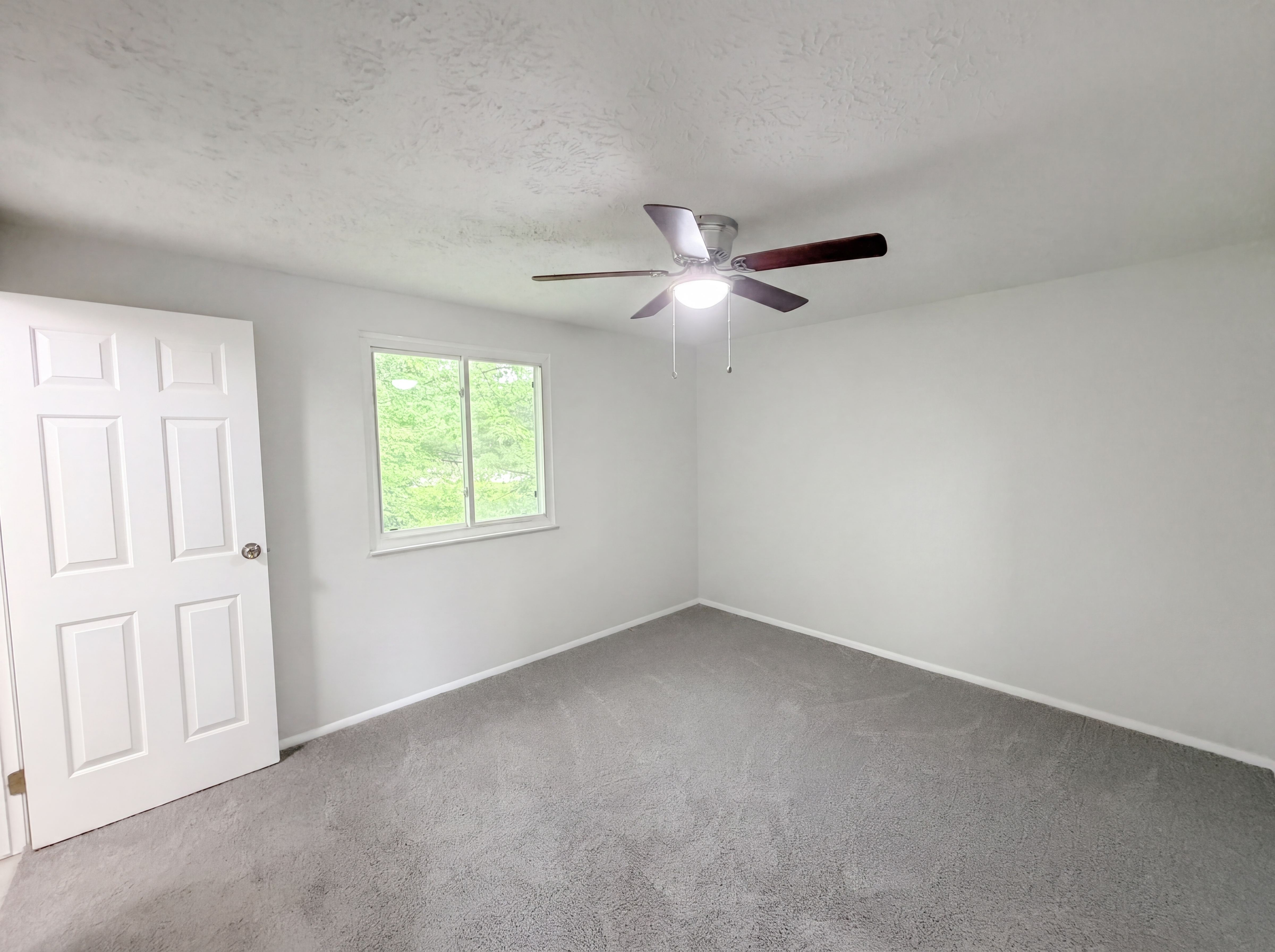 Photo 9 of 18 of 918 Bremerton Dr, Indianapolis, IN