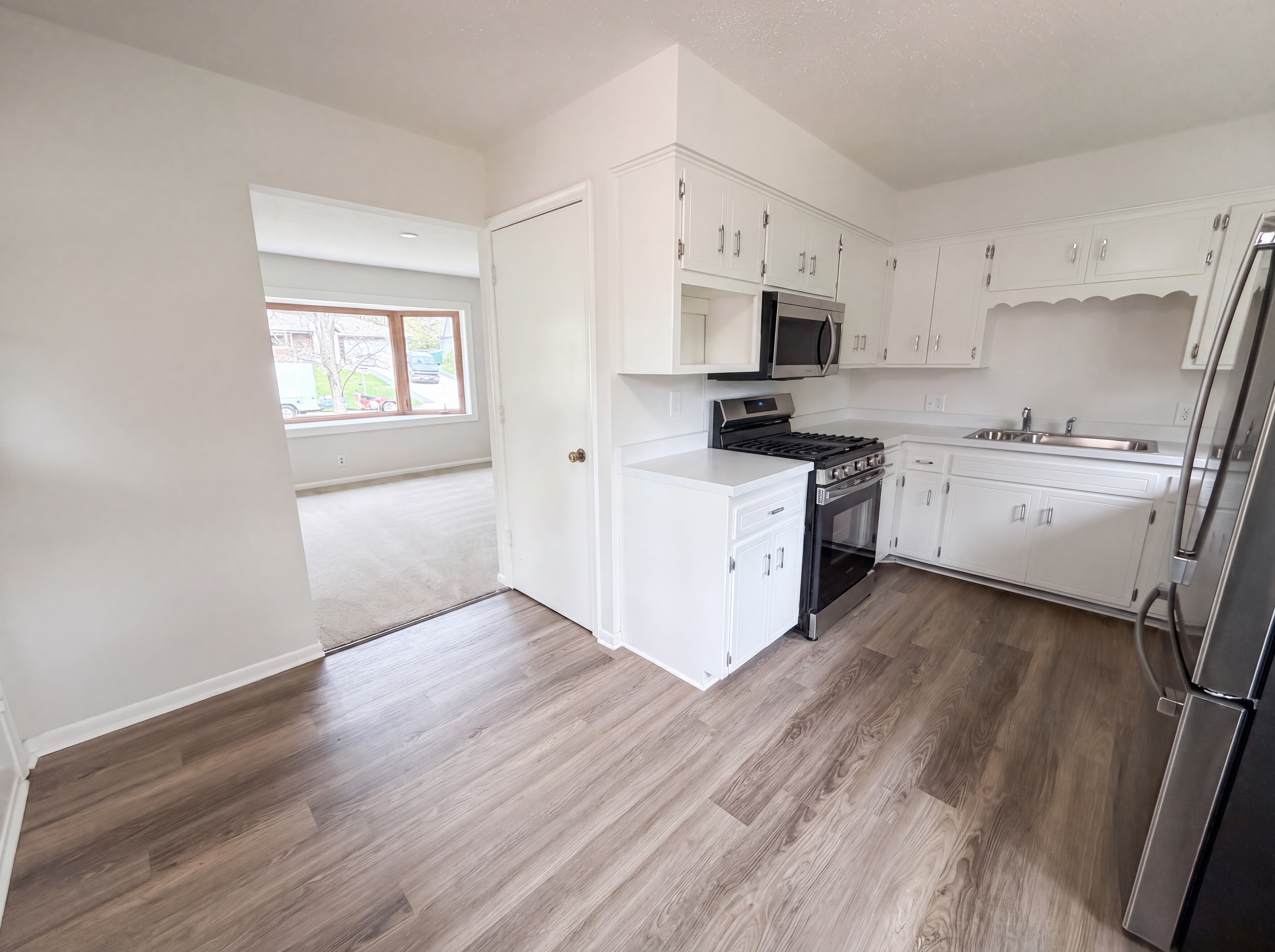 Photo 2 of 27 of 8615 Virginia Cir N, St. Louis Park, MN