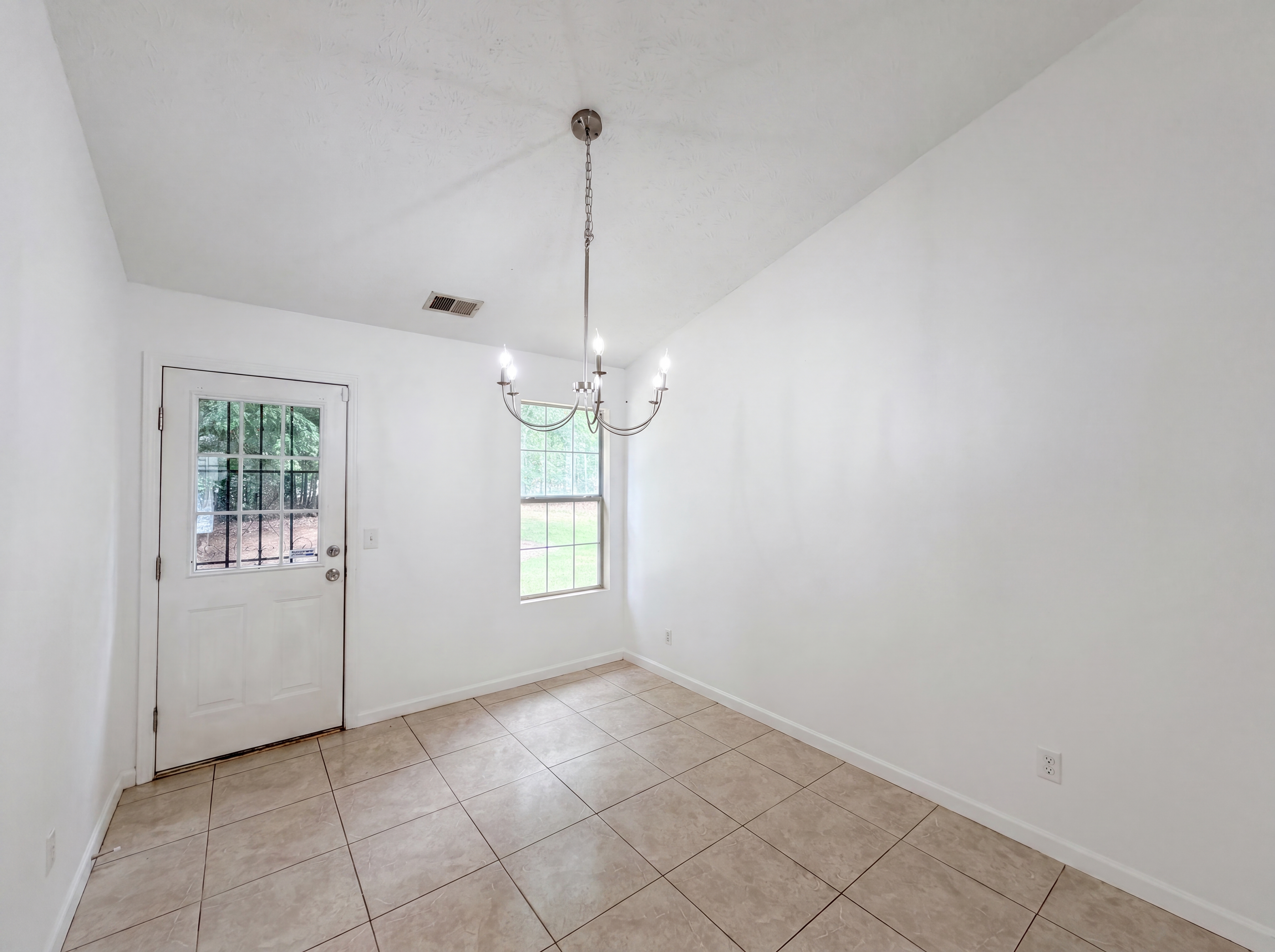 Photo 8 of 23 of 3353 Homeward Trl, Ellenwood, GA