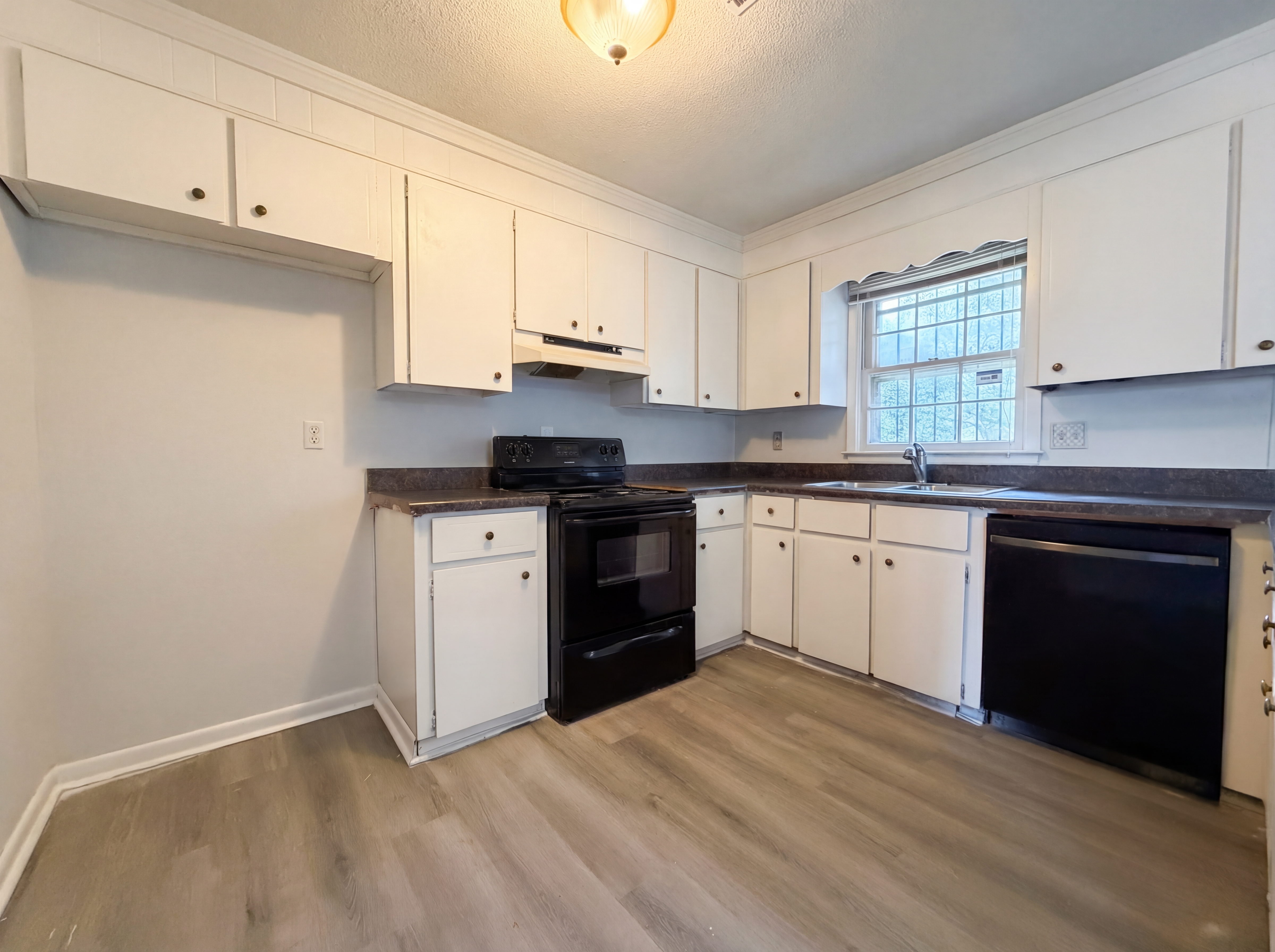 Photo 10 of 28 of 214 Cornell Dr, Warner Robins, GA