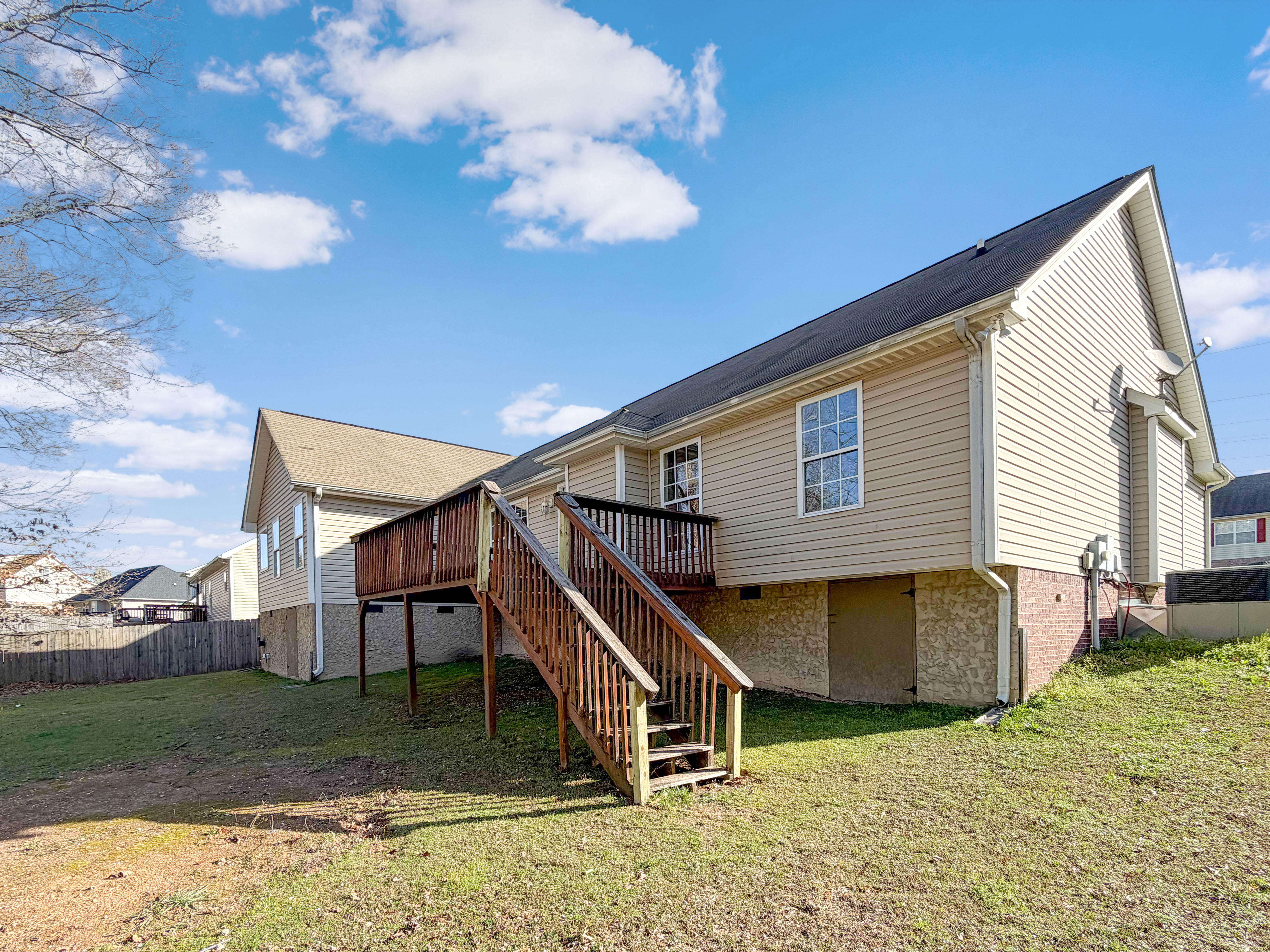 Photo 5 of 25 of 7446 Salmon Ln, Ooltewah, TN