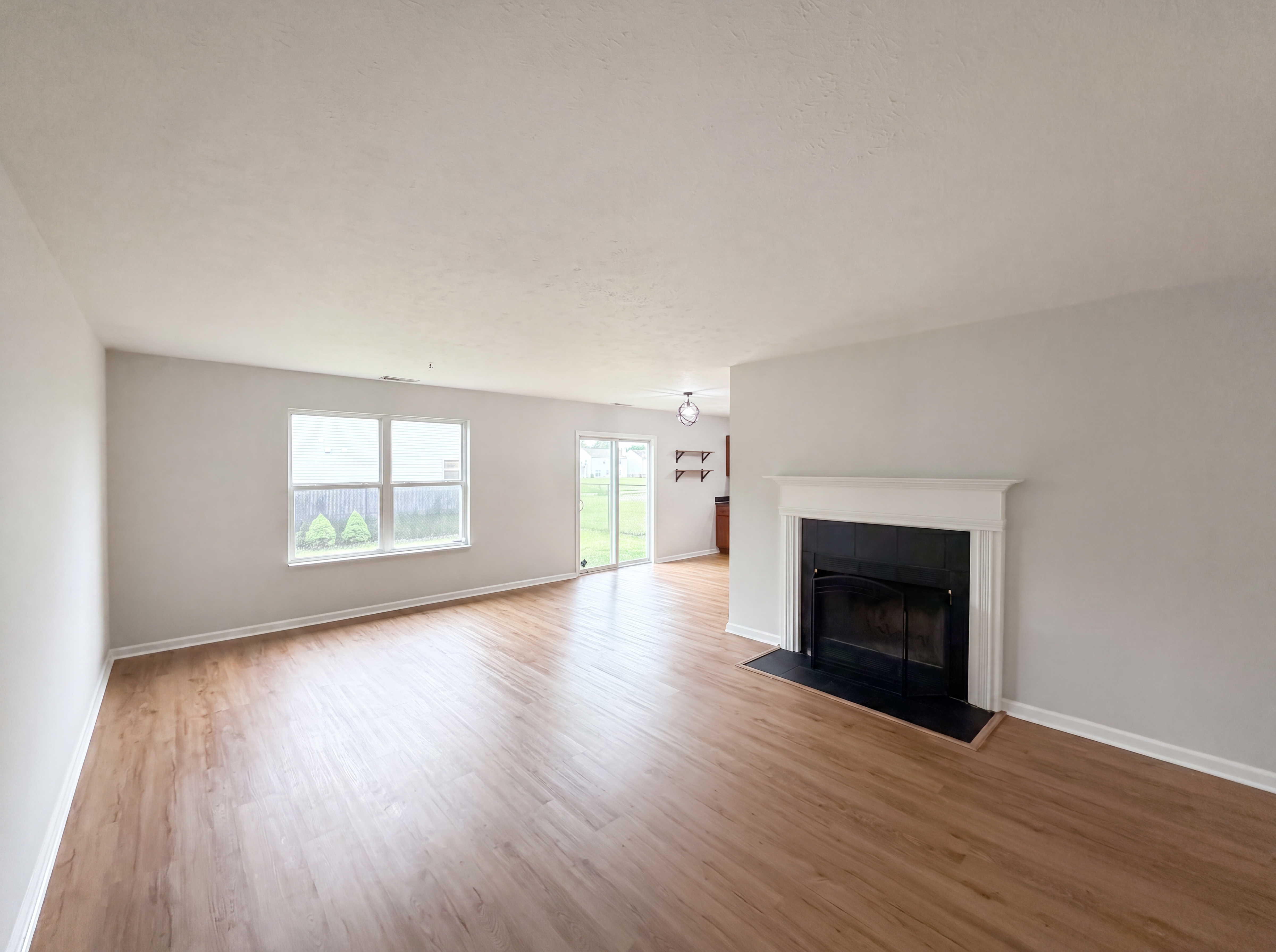 Photo 8 of 17 of 8369 Sotheby Dr, Indianapolis, IN