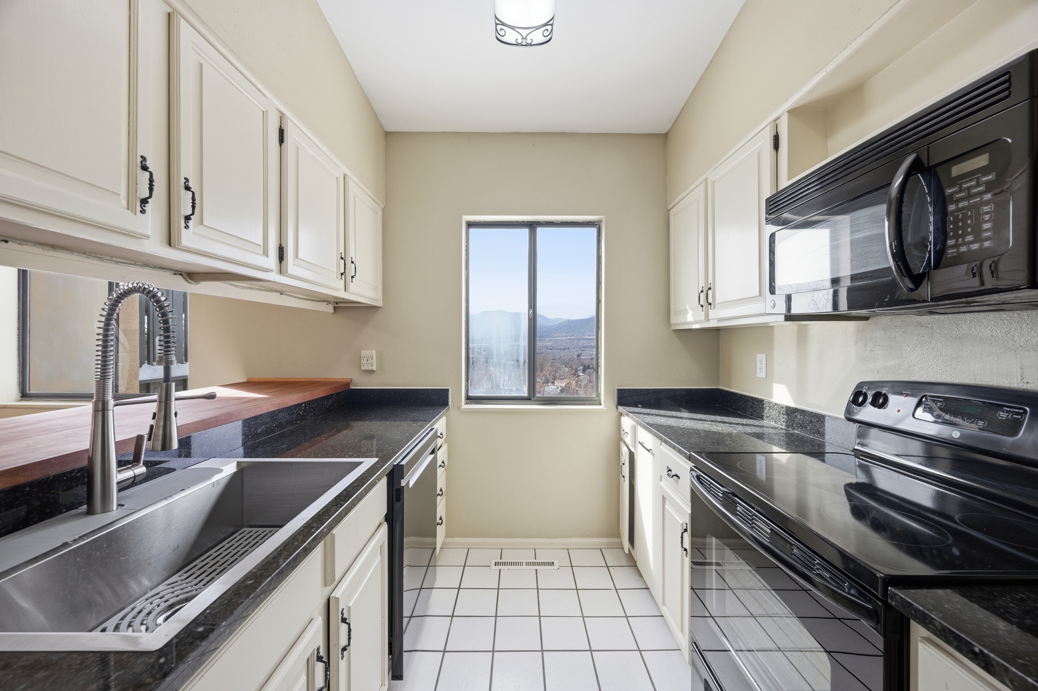 Photo 2 of 32 of 930 Fontmore Rd, Colorado Springs, CO