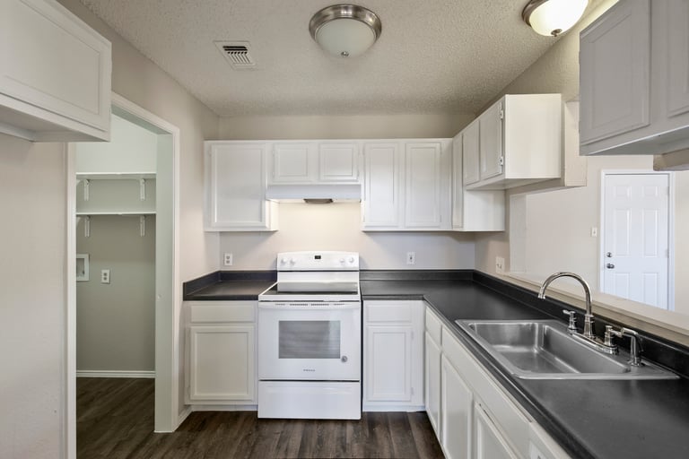 Photo 12 of 29 - 6800 Running Creek Dr, Arlington, TX 76001