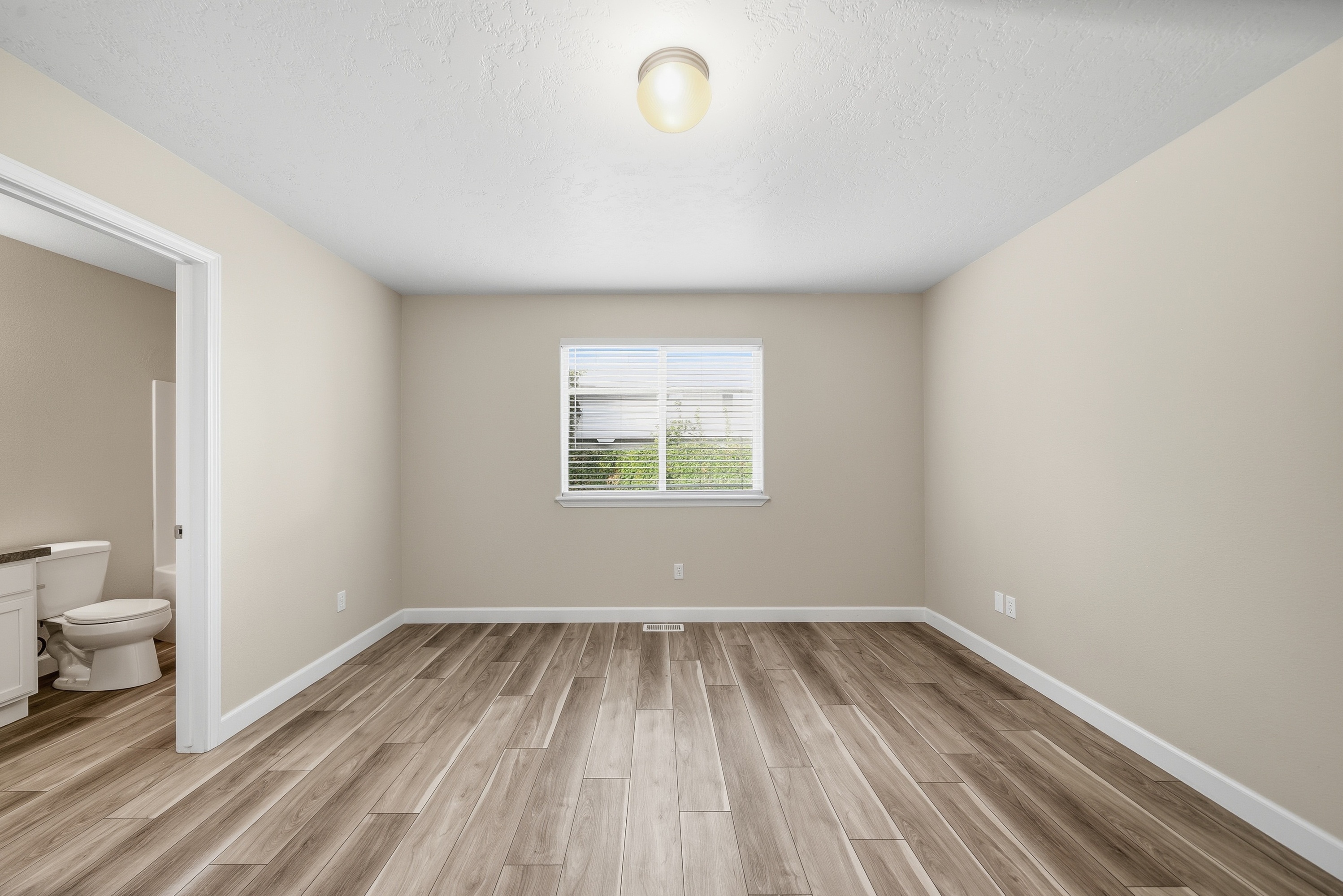 Photo 4 of 28 of 2059 N Eureka Ave, Meridian, ID