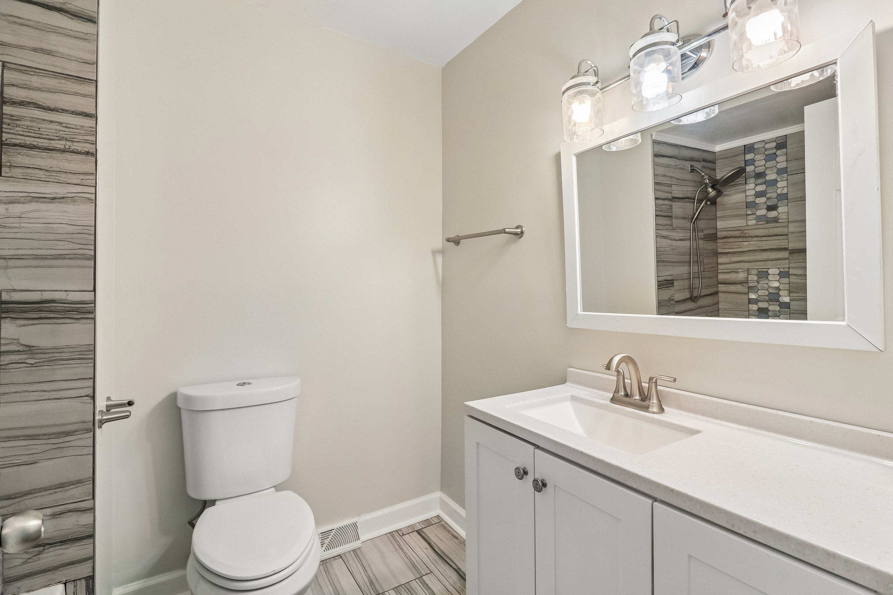 Photo 9 of 37 of 840 W Arquilla Dr, Glenwood, IL