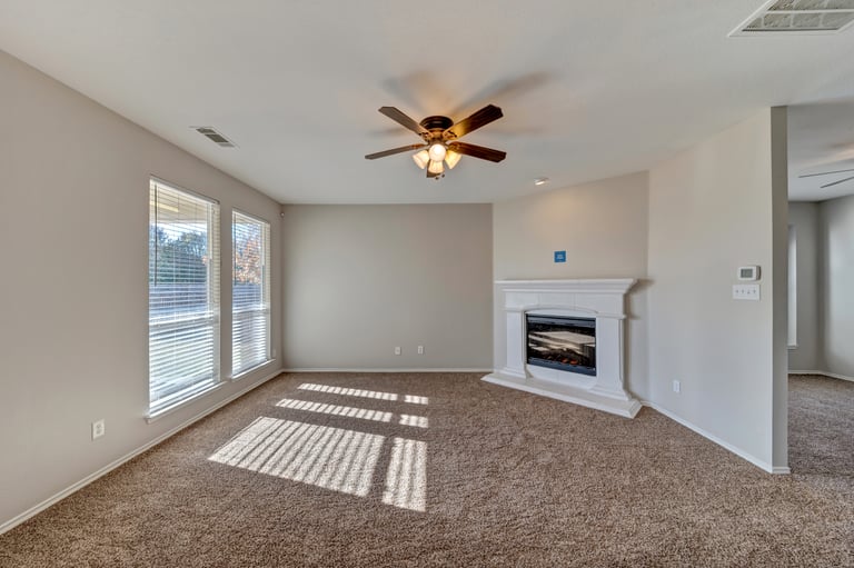Photo 10 of 31 - 9625 Brenden Dr, Fort Worth, TX 76108