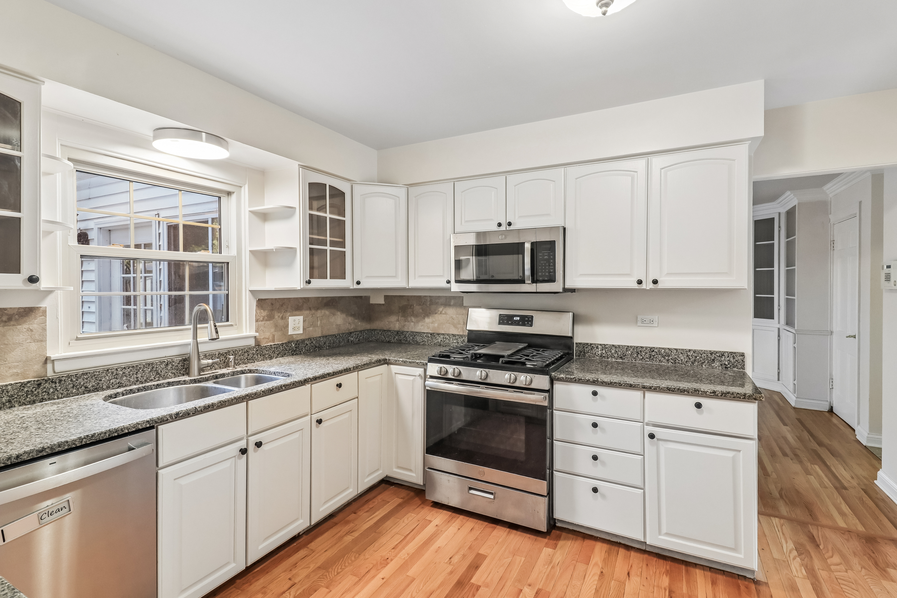 Photo 15 of 46 of 1053 Laurel Ln, Naperville, IL