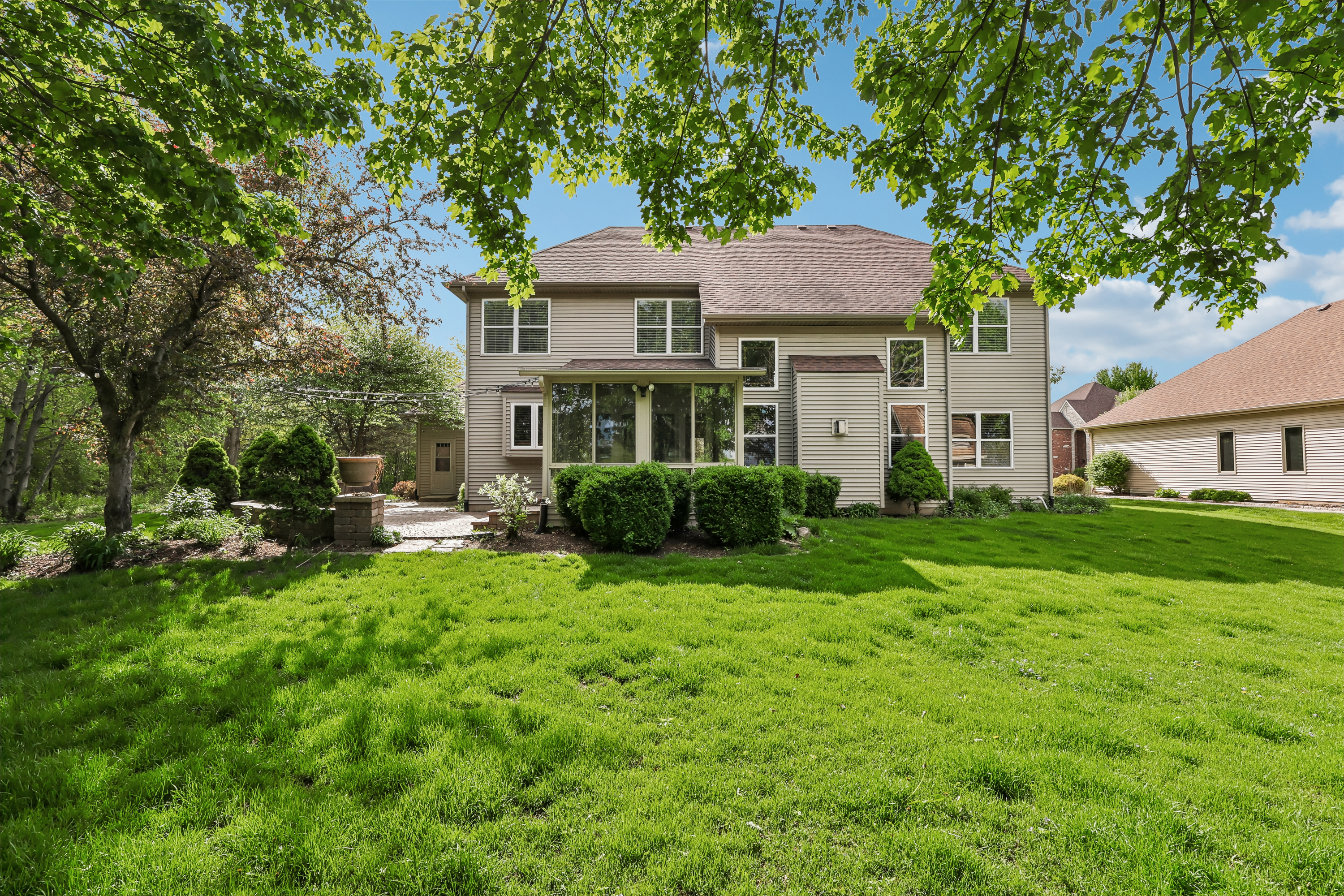 Photo 5 of 41 of 426 Heatherwood Dr, Oswego, IL