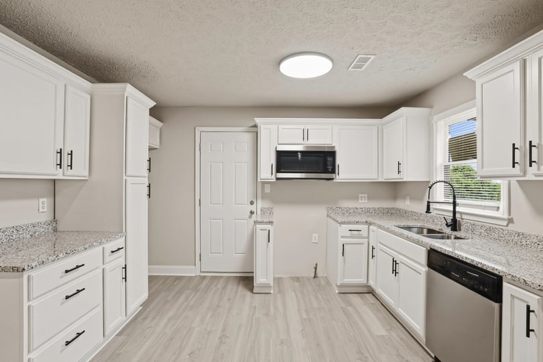 Property photo 2 of 1620 Eastland Rd SE