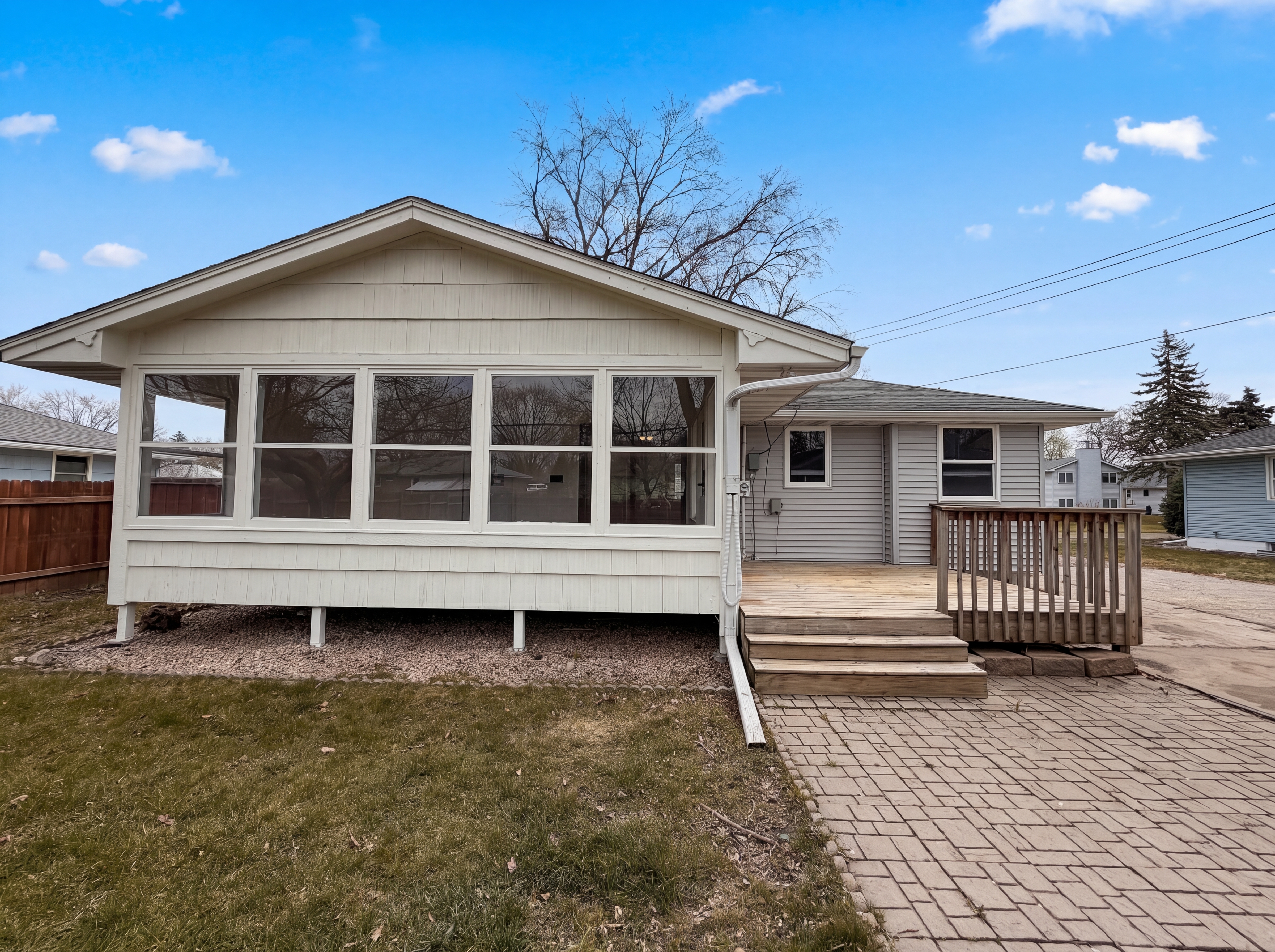Photo 5 of 27 of 6319 Perry Ave N, Brooklyn Center, MN