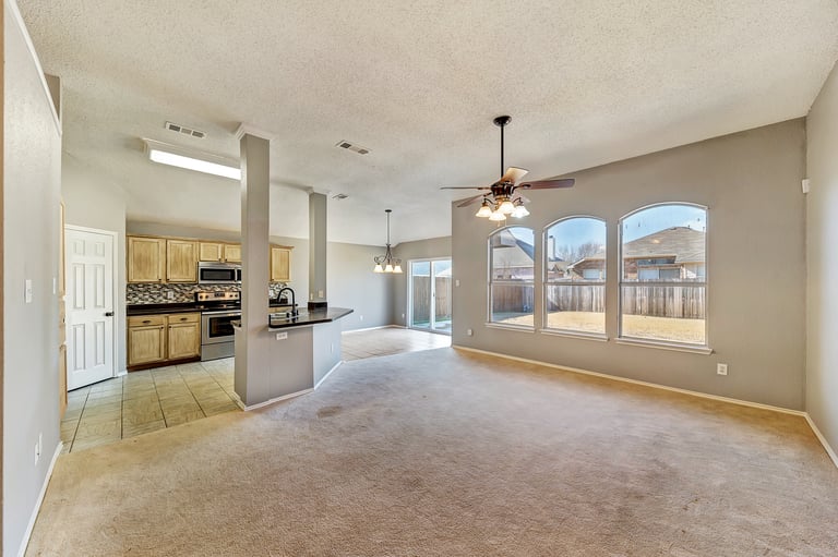 Photo 8 of 27 - 645 Babbling Brook Dr, Saginaw, TX 76179