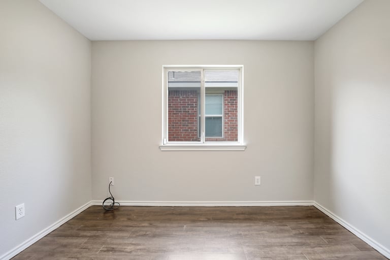 Photo 17 of 26 - 5209 Mirror Lake Dr, Haltom City, TX 76117