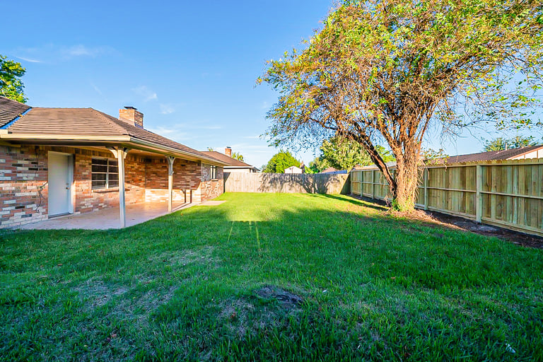 Photo 6 of 27 - 5113 Meadow Crest St, La Porte, TX 77571