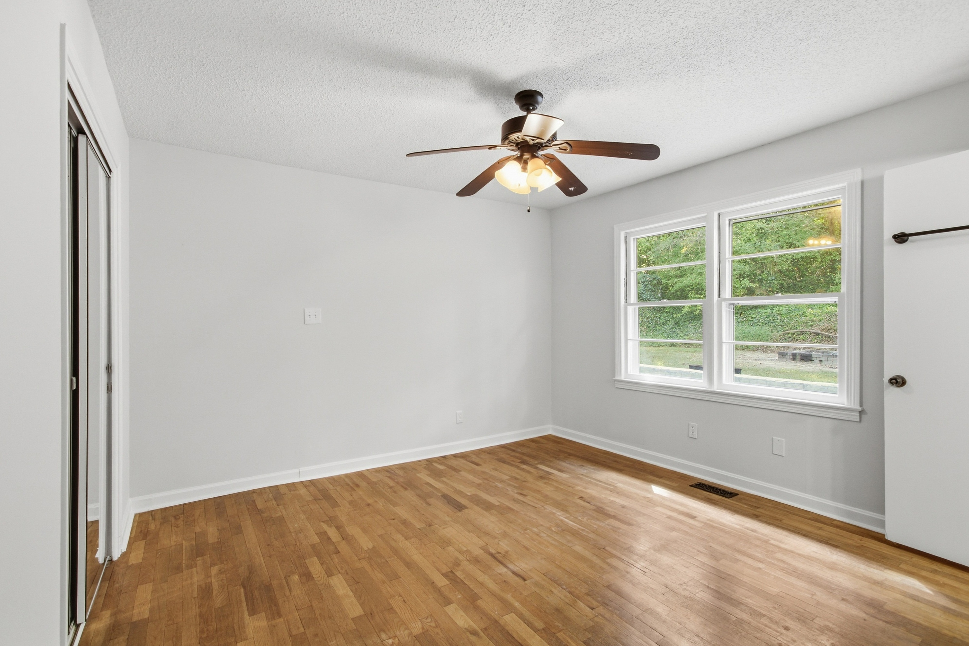 Photo 4 of 18 of 217 Victory Dr, Calhoun, GA