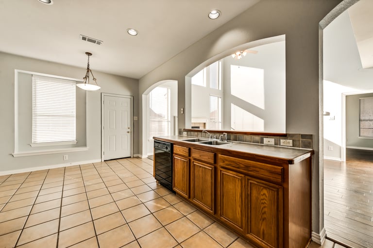 Photo 8 of 29 - 2911 Lochwood Cir, Corinth, TX 76208