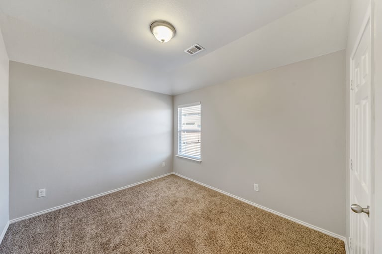 Photo 18 of 25 - 5516 Creek Hill Ln, Fort Worth, TX 76179