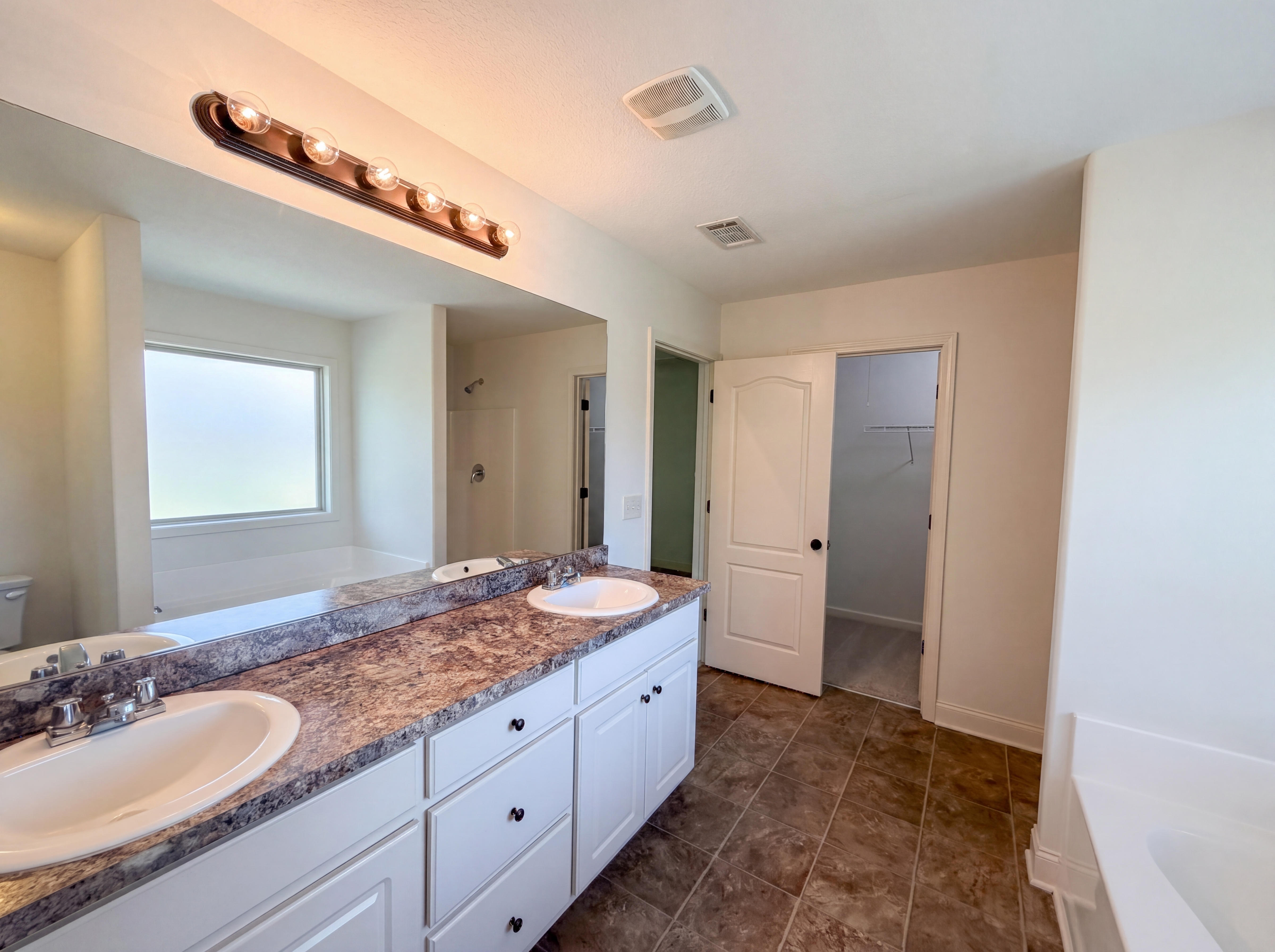 Photo 18 of 28 of 2721 Berkshire Dr, Winder, GA