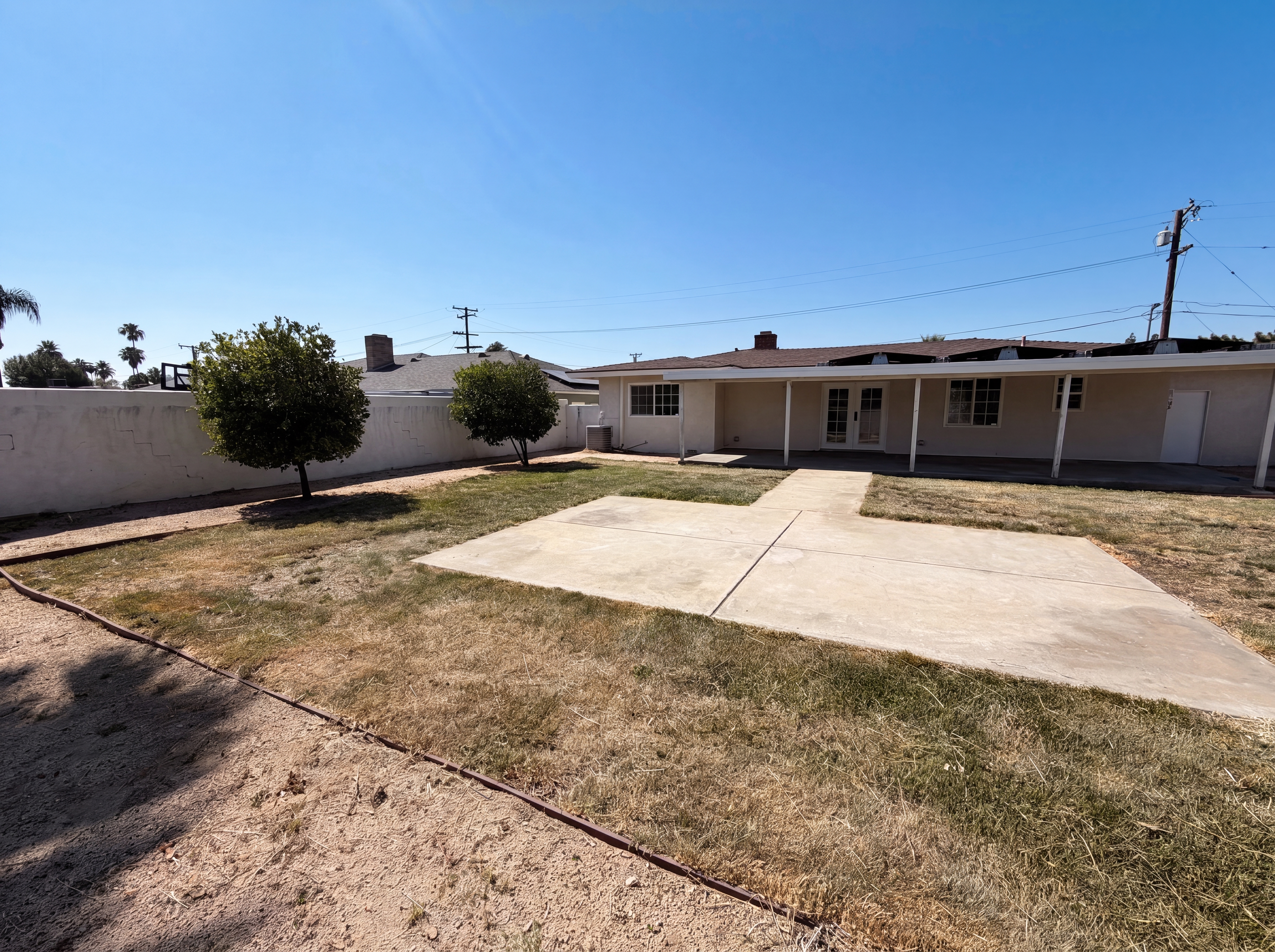 Photo 5 of 17 of 322 E Mariposa Dr, Rialto, CA