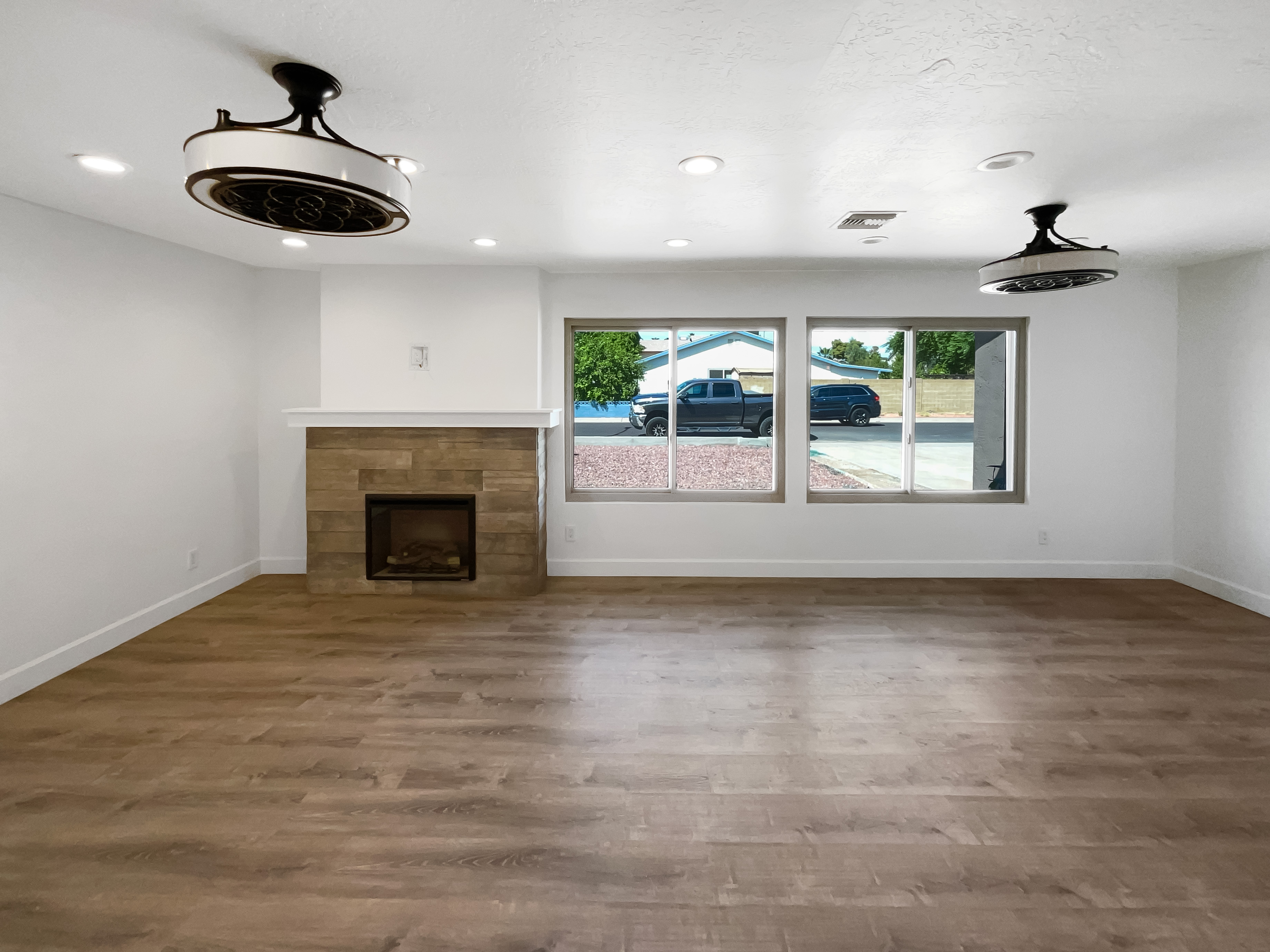 Photo 3 of 25 of 2337 W Tierra Buena Ln, Phoenix, AZ