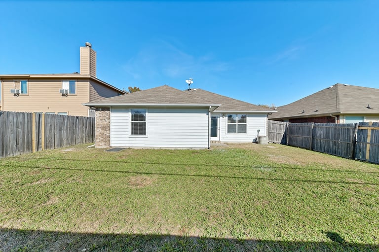 Photo 5 of 22 - 2648 Bishop Allen Ln, Dallas, TX 75237