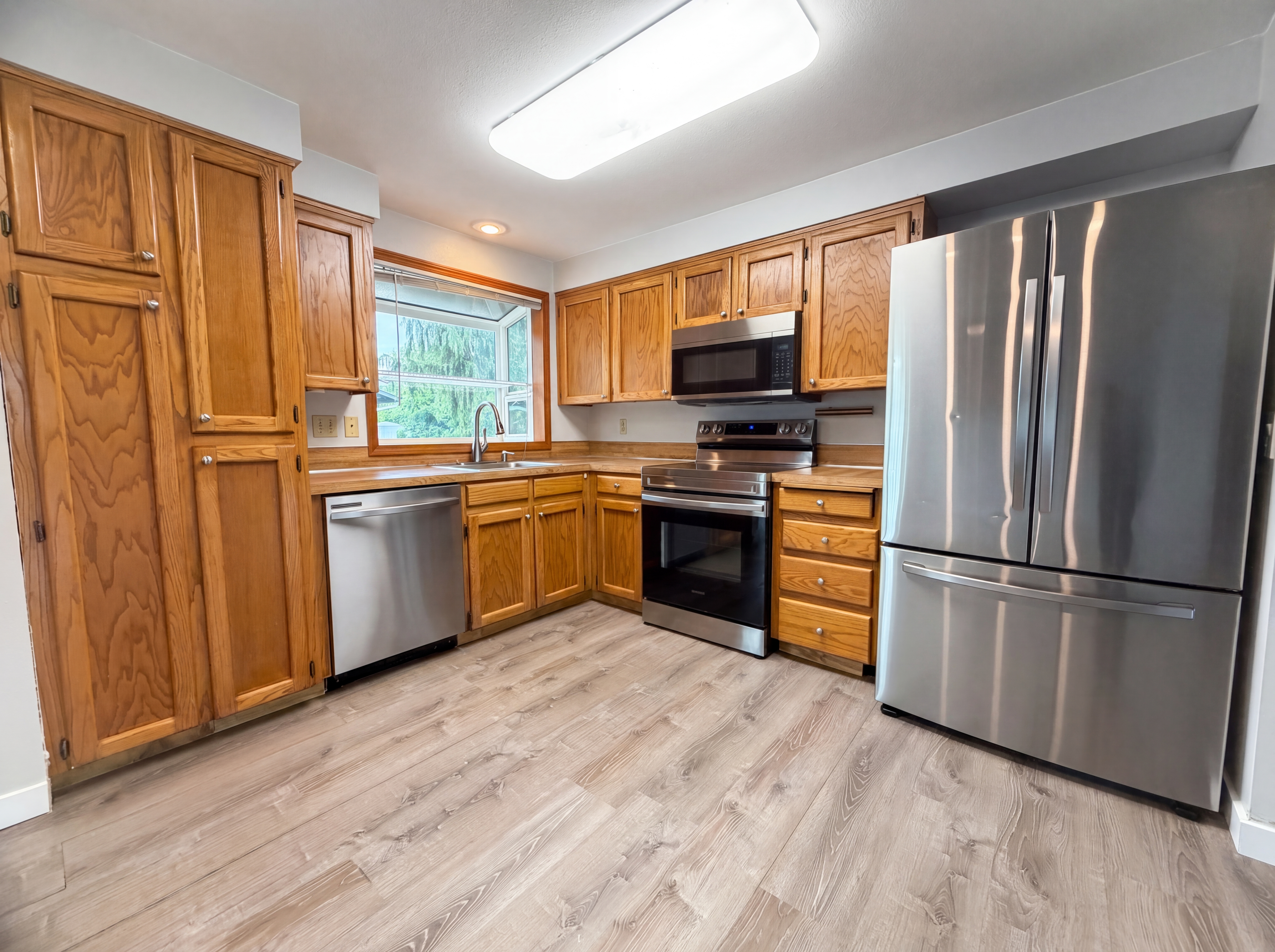 Photo 2 of 17 of 1209 SW 25th St, Troutdale, OR