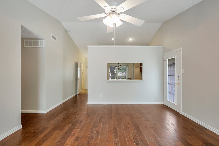Photo 4 of 26 - 5804 Maurie Dr, Watauga, TX 76148