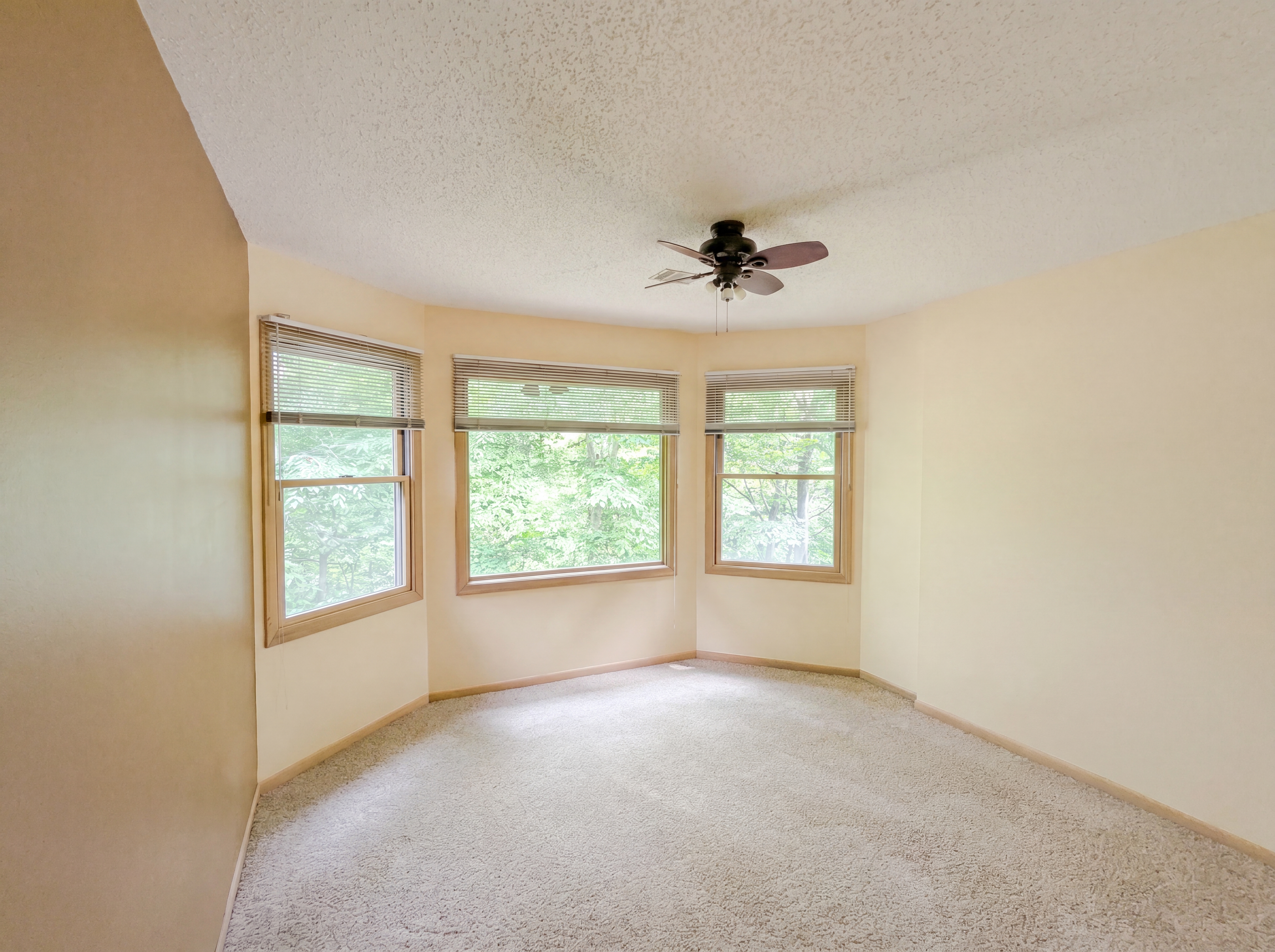 Photo 10 of 33 of 7550 James Dr, North Royalton, OH