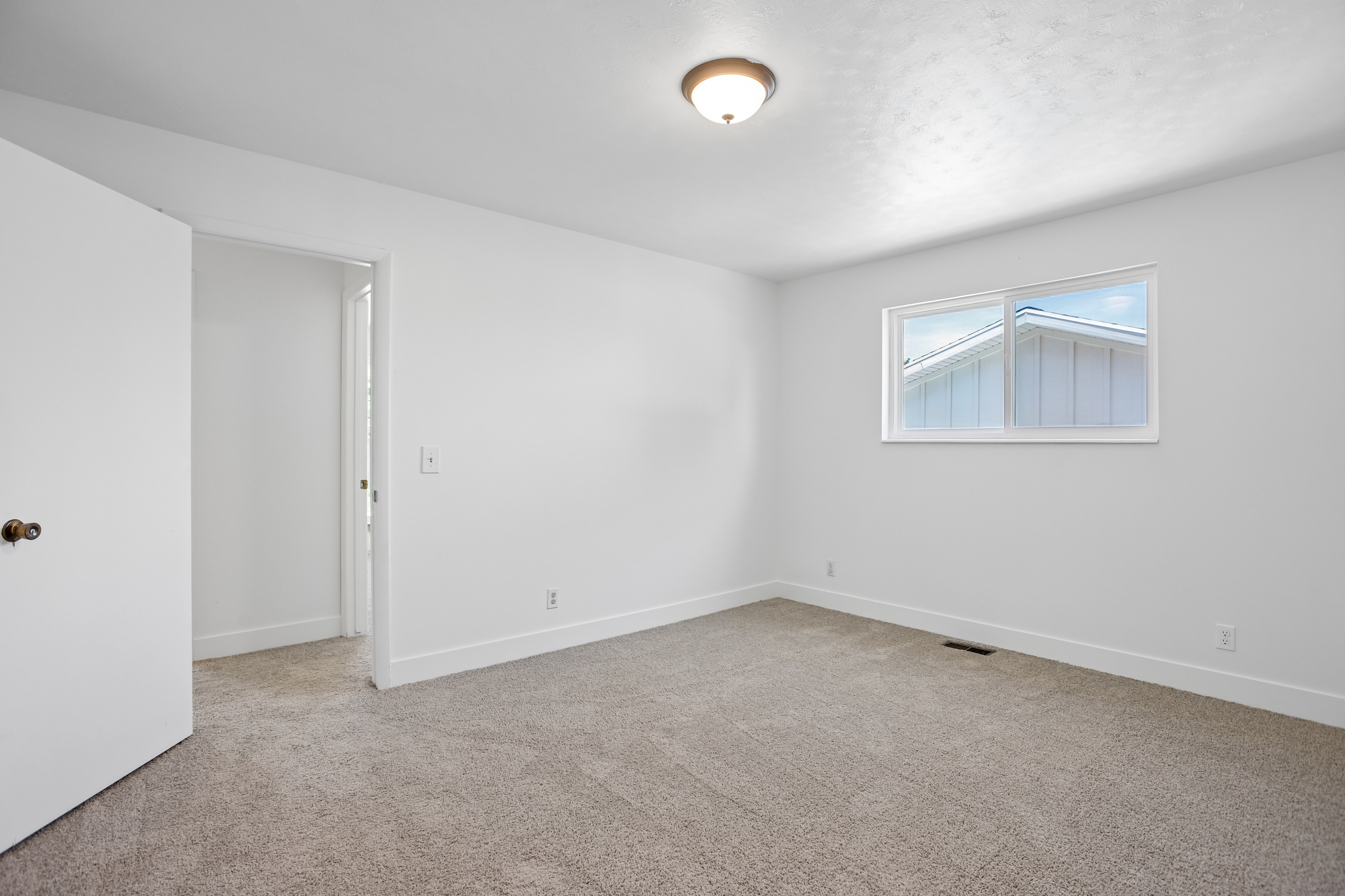 Photo 5 of 30 of 6383 S Lauritzen Dr, Taylorsville, UT