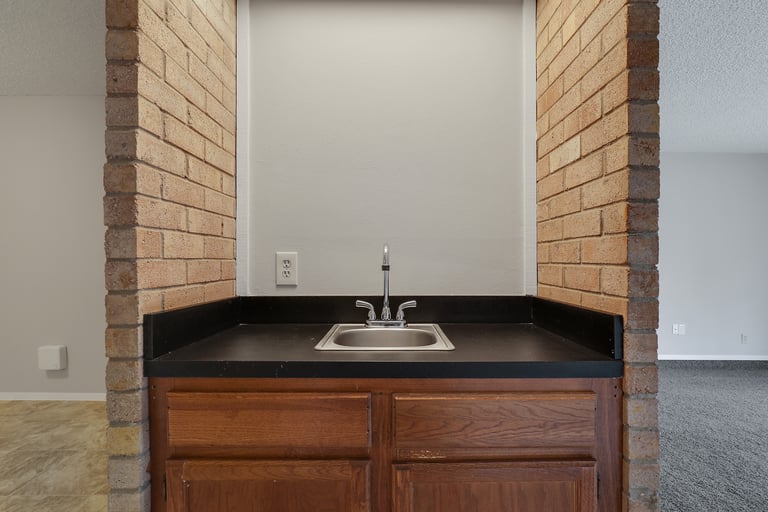 Photo 4 of 24 - 2323 Newbury Dr, Arlington, TX 76014